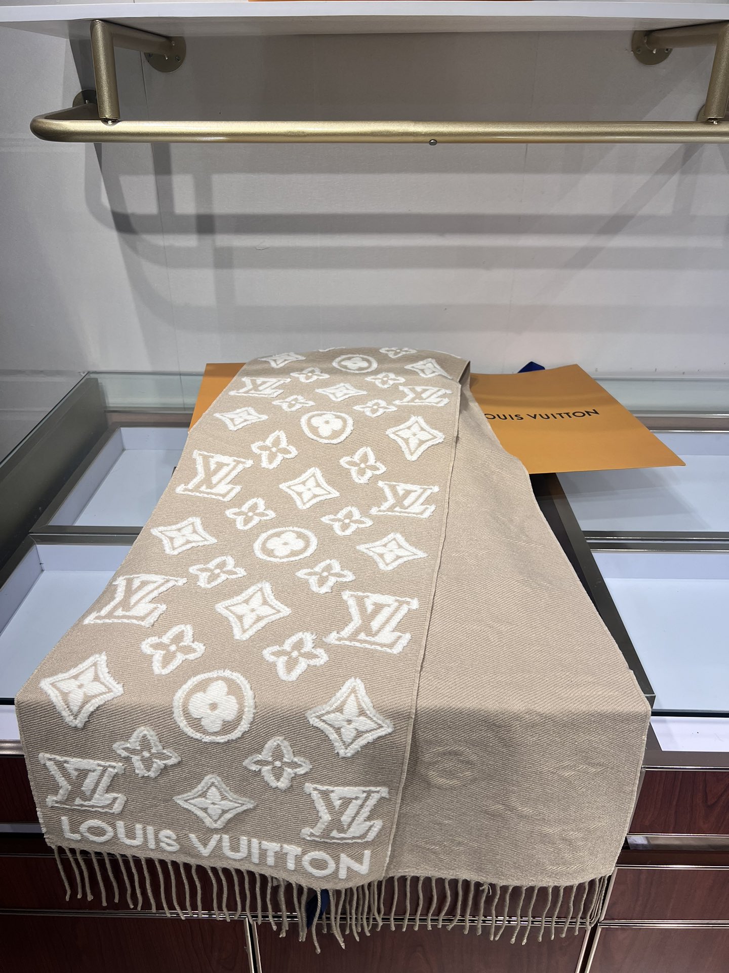 💟补单到货 大家期待已久的LV围巾终于上新了！选到自己的保暖神器了嘛 LV上新的围巾里有没有你Pick的