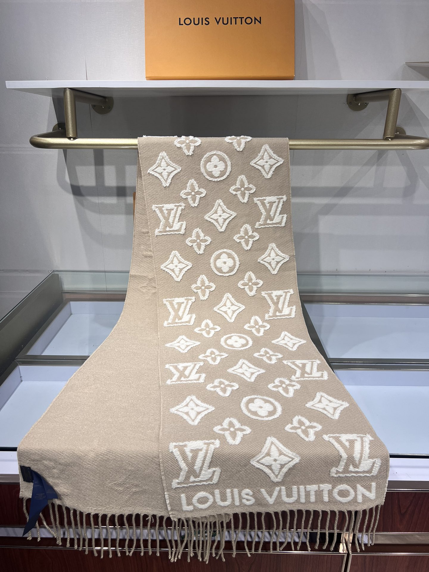 💟补单到货 大家期待已久的LV围巾终于上新了！选到自己的保暖神器了嘛 LV上新的围巾里有没有你Pick的