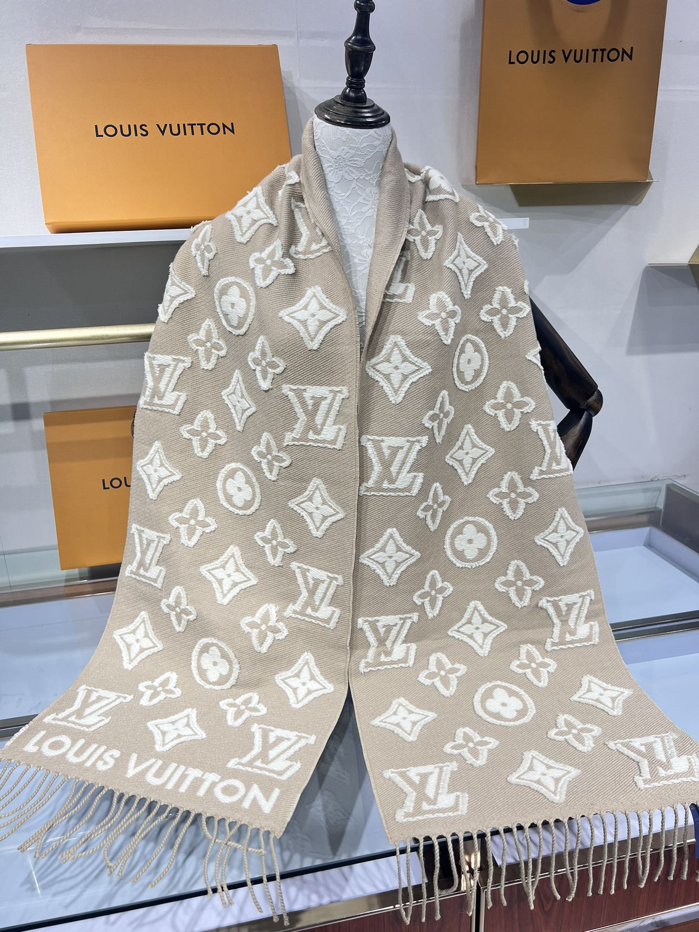💟补单到货 大家期待已久的LV围巾终于上新了！选到自己的保暖神器了嘛 LV上新的围巾里有没有你Pick的