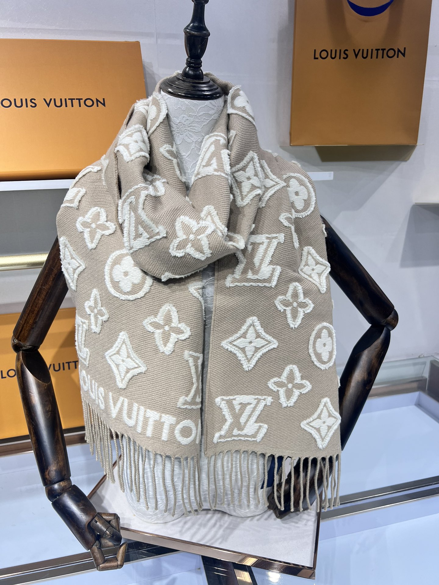 💟补单到货 大家期待已久的LV围巾终于上新了！选到自己的保暖神器了嘛 LV上新的围巾里有没有你Pick的