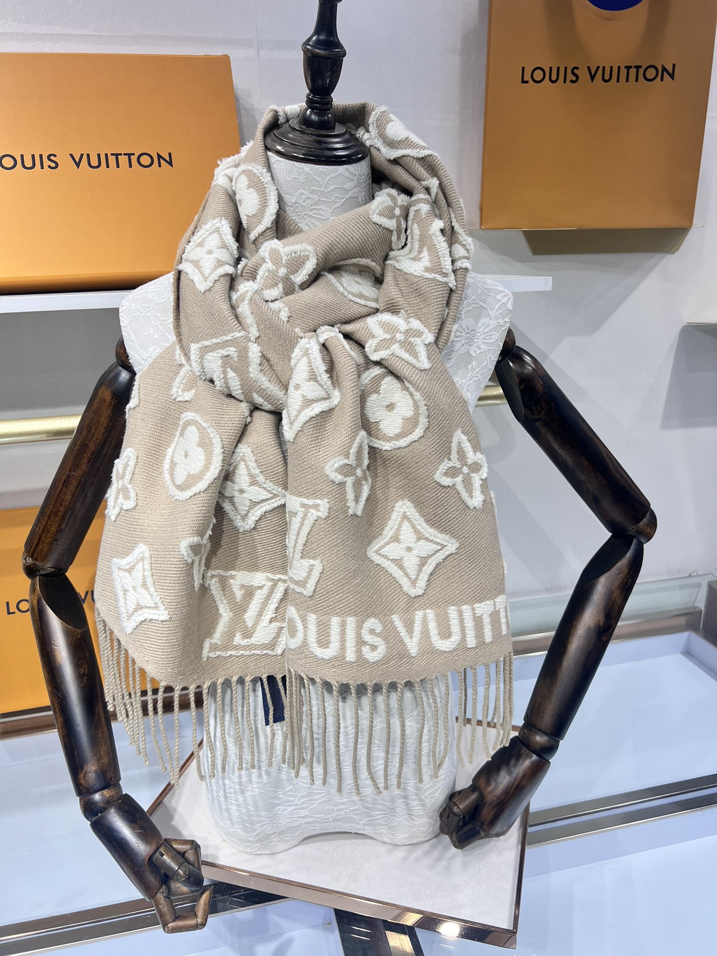 💟补单到货 大家期待已久的LV围巾终于上新了！选到自己的保暖神器了嘛 LV上新的围巾里有没有你Pick的