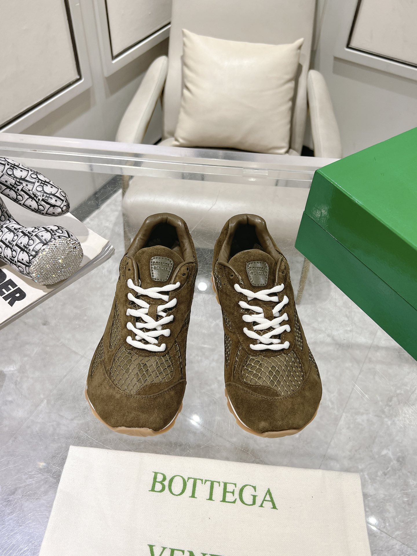 NO:421302,BV24 new popular Orbit sneakers, ultra-light and comfortable retro sneakers, fashionable items that female celebrities are wearing. Imported technology materials are matched with mesh, breathable mesh inner lining, foot pads. Original outsole. Size35-45, casual shoes/sports shoes, bottega veneta, sneakers19860909BV24新款爆款Orbit运动鞋 超轻便超舒适的复古风运动鞋 女明星们都在穿的时髦单品. 进口科技材料搭配网面,透气网布内里、垫脚. 原版大底. Size35-45,休闲鞋/运动鞋,bottega veneta,sneakers,Women's Shoes