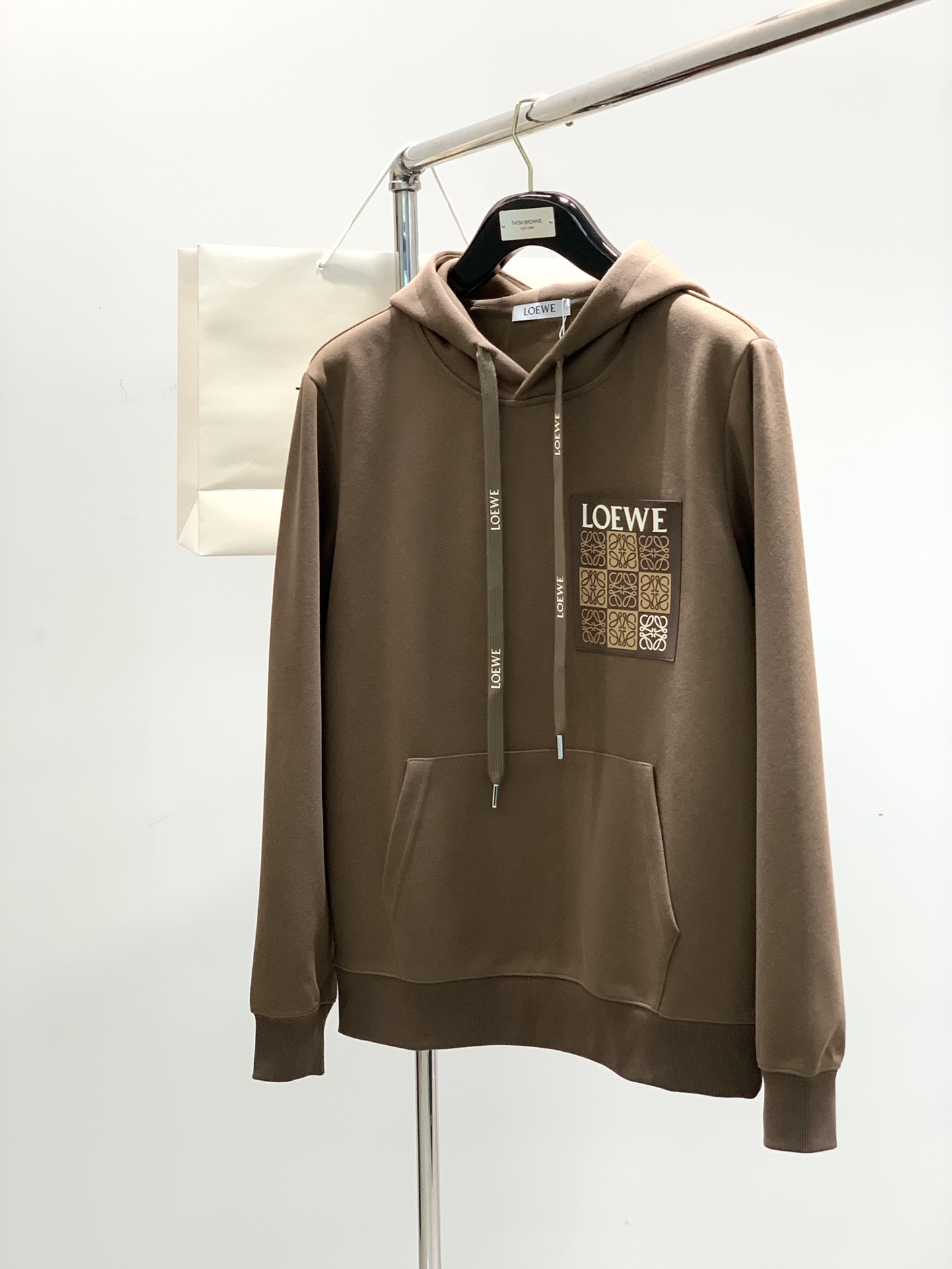 NO:122898,,Loewe, the latest autumn style, fashionable and casual hooded sweatshirt, original single rude product, simple and comfortable, the style is not picky, using imported original fabric, excellent comfort, top-level printing craft letter pattern logo, extremely high grade, comfortable and versatile, 2 colors recommended, code number M-3XL,,loewe,loewe,loewe,hoodie,sweatshirts,hats,alexander wang19860909,Loewe 罗意威,秋季最新款,时尚休闲连帽卫衣,原单狠货,简约舒适,版型不挑人,采用进口原版面料,舒适度极佳,顶级印花工艺字母图案logo,档次极高,舒适百搭,2色推荐,码数M-3XL,,loewe,loewe,hoodie,sweatshirts,hats,alexander wang,Men's clothing