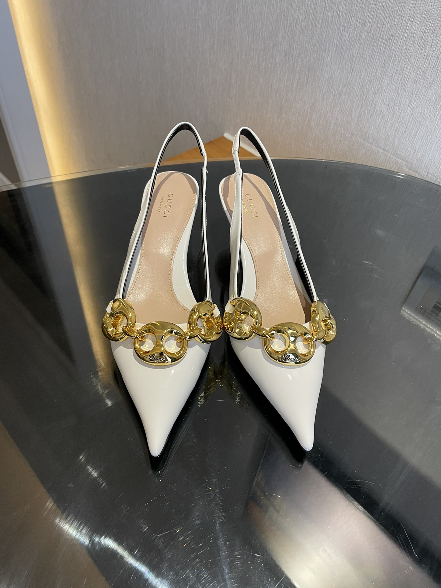 NO:173150,Gucci 25 Early Autumn G Home New Gold Anchor Chain High Heel Sandals Cat Heels, Pointed Toe Gallery Embellished Chic Anchor Chain Details, Showing Beauty, Power and Freedom. Note that the original inner lining is black footbed apricot color. Upper imported high-end soft patent leather. Inner/foot pad imported lambskin. Sole Italian leather sole. Heel height 4.5cm. Size 35-42 (customized for 41/40/42. No return or exchange). Sandals, gucci, gucci, sandals, sheepskin.19860909Gucci 古奇 25早秋G家新款金色船锚链扣高跟凉鞋猫跟鞋,尖头廊形缀饰别致船锚扣链条细节,彰显美丽,力量和自由精神 注意原版内里是黑色垫脚杏色 鞋面进口高档软漆皮 内里/垫脚进口小羊皮 鞋底意大利真皮底 跟高4.5cm 配码35-42（41/40/42定做不退换）,凉鞋,gucci,gucci,sandals,sheepskin,Women's Shoes