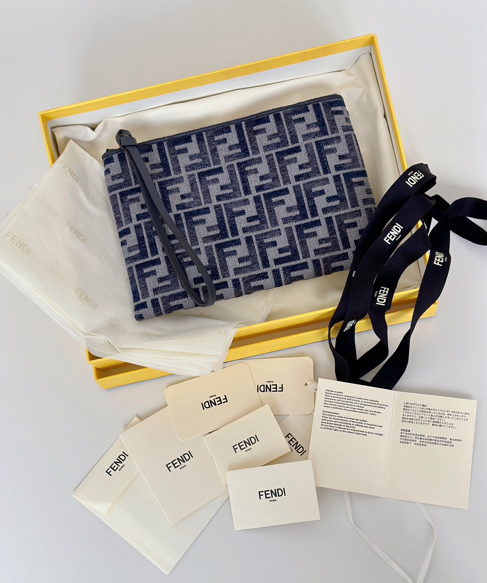 Elegante Bolso de Mano Fendi con Logo FF y Diseño Exclusivo