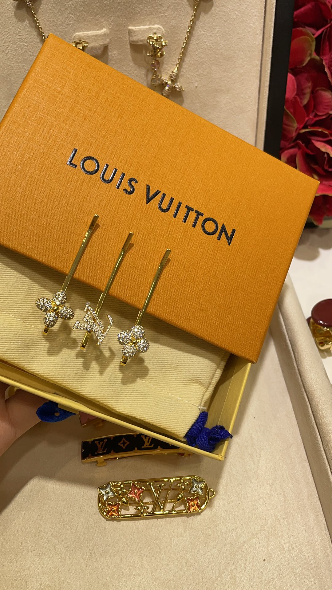 NO:631761,88200 The three-piece set of hairpins arrived today. LV’s new LOUISE classic full diamond logo one-piece hairpin set. Light gold full-diamond letters with fat flowers and thin flowers. Highly recognizable. Really exquisite and cute when worn on the upper body. A set includes three one-piece hairpins without losing money. Z version development and customization. Consistent brass material. Wax-inlaid zircon. A set of hairpins with packaging box. Louis vuitton, Louis vuitton, hairpins, Cartier high-end jewelry.1986090988200 今日到货三件套发夹 LV 新款LOUISE经典满钻标志一字夹套装 浅金色满钻字母胖花花瘦花花 辨识度很高 佩戴上身真的精致又可爱 一套包括三只一字夹入股不亏 z版开发定制 一致黄铜材质 蜡镶锆石 发夹一套带包装盒,,louis vuitton,louis vuitton,hairpins,卡迪亚高端饰品,Jewelry