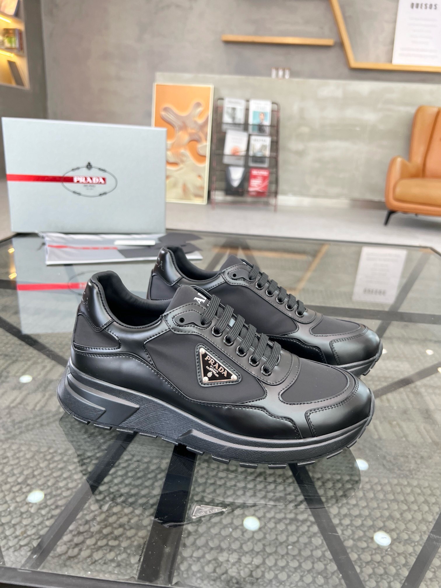 NO:219664,Brand P R A D A Color Original Color Pair Number 39-44 Customized 38.45 Price Material Prada New Product Original Single-Custom Low-top Casual Sports Shoes!  The upper is made of original cowhide with cowhide inner lining. The original molded sole of cowhide is made of high quality. Prada, prada, sneakers, cowhide19860909品牌P R A D A 颜色原版配色 码数39-44定做38.45 价格 材质普拉达新品原单货低帮休闲运动鞋！鞋面采用原版牛皮搭配牛皮内里 牛皮垫脚原版开模大底、高品质值得拥有,普拉达,prada,sneakers,cowhide,Men's shoes