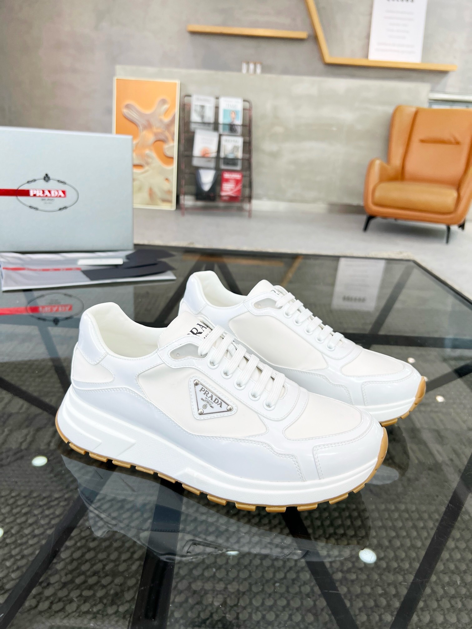 NO:217911,Brand P R A D A Color Original Color Pair Number 39-44 Customized 38.45 Price Material Prada New Product Original Single-Custom Low-top Casual Sports Shoes!  The upper is made of original cowhide with cowhide inner lining. The original molded sole of cowhide is made of high quality. Prada, prada, sneakers, cowhide19860909品牌P R A D A 颜色原版配色 码数39-44定做38.45 价格 材质普拉达新品原单货低帮休闲运动鞋！鞋面采用原版牛皮搭配牛皮内里 牛皮垫脚原版开模大底、高品质值得拥有,普拉达,prada,sneakers,cowhide,Men's shoes