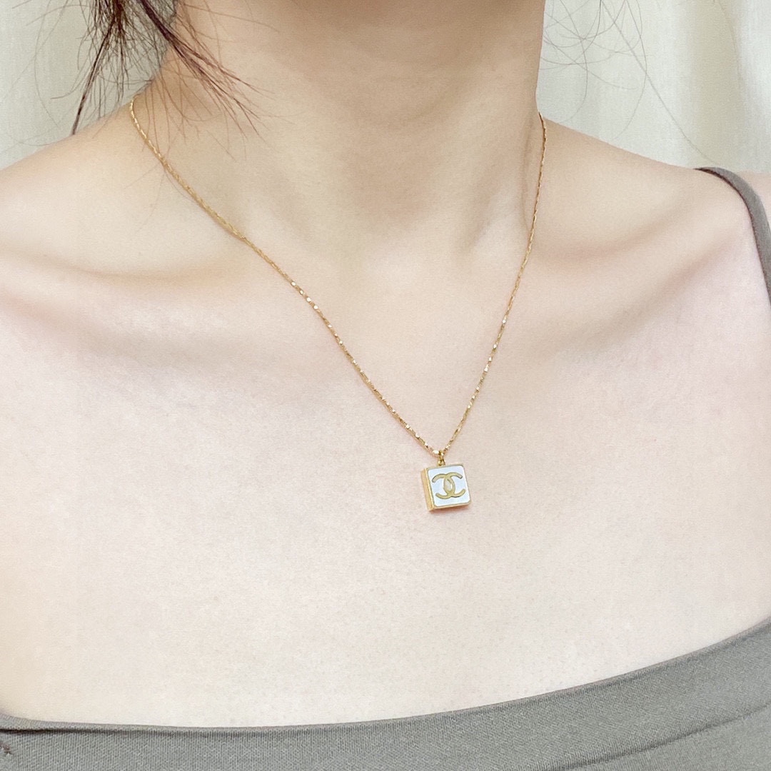 NO:114163,Xiaohongshu's popular products recommend Chanel Chanel's latest double C small square fritillary necklace 14K stainless steel color protection super personality, versatile style is very unique, the overall details are very surprising, the design feels full, not only brings personal confidence and taste, but also elegant and fashionable style, highlighting the elegant French atmosphere, and meticulous details make it more attractive to wear, fine jewelry, chanel, chanel, necklace19860909小红书爆款推荐香奈儿Chanel最新款双C小方形贝母项链14K精钢保色超个性,百搭款特别特别赞,整体细节非常令人惊喜,设计感十足,不仅带出个人自信及品味,款式典雅而时尚,突显法式高雅气息,加上一丝不苟的细节,使得佩戴起来更具吸引力,饰品精品,chanel,chanel,necklace,Jewelry