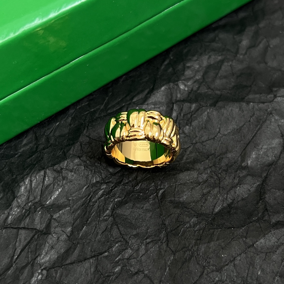 Bottega Veneta’s Stunning BV Ring: Metal Quality, Intricate Detail, French Elegance. - 图片 8