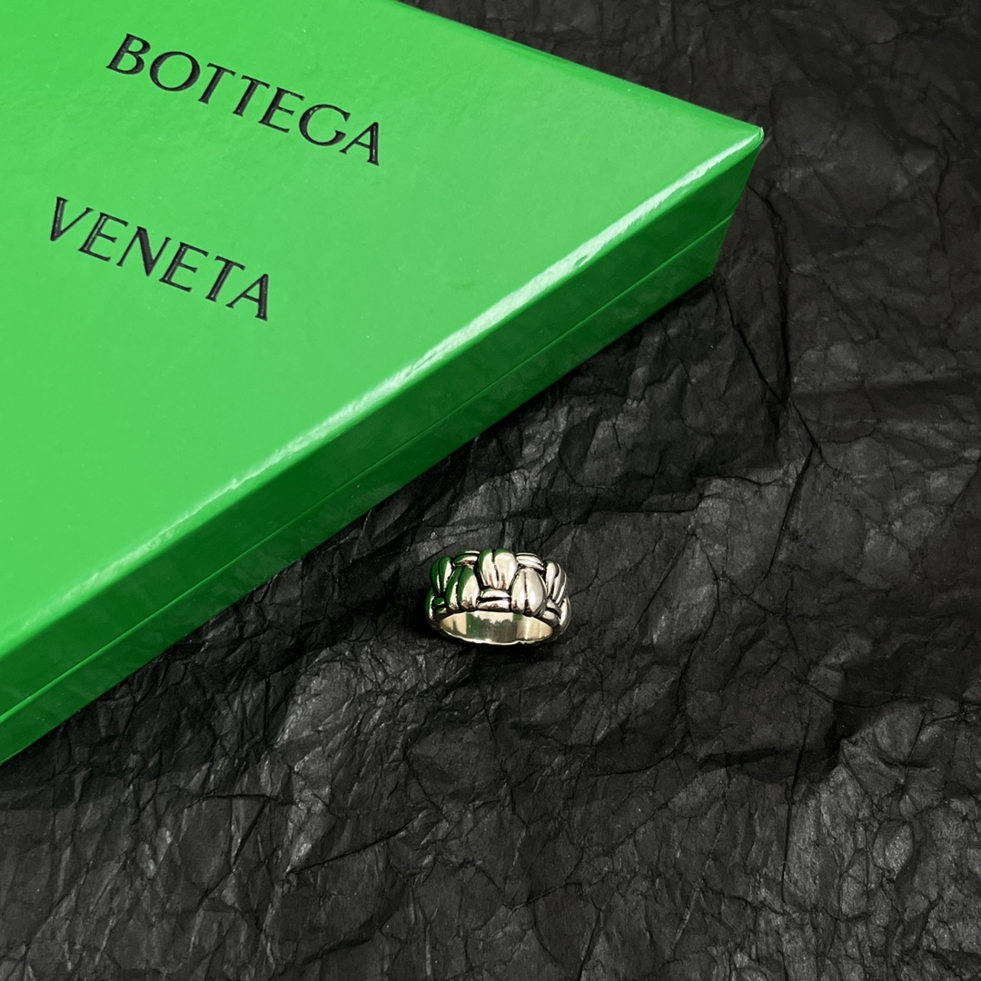 “Bottega Veneta’s Stunning BV Ring: Metal Quality, Detail, and Design Guarantee Success” - 图片 7