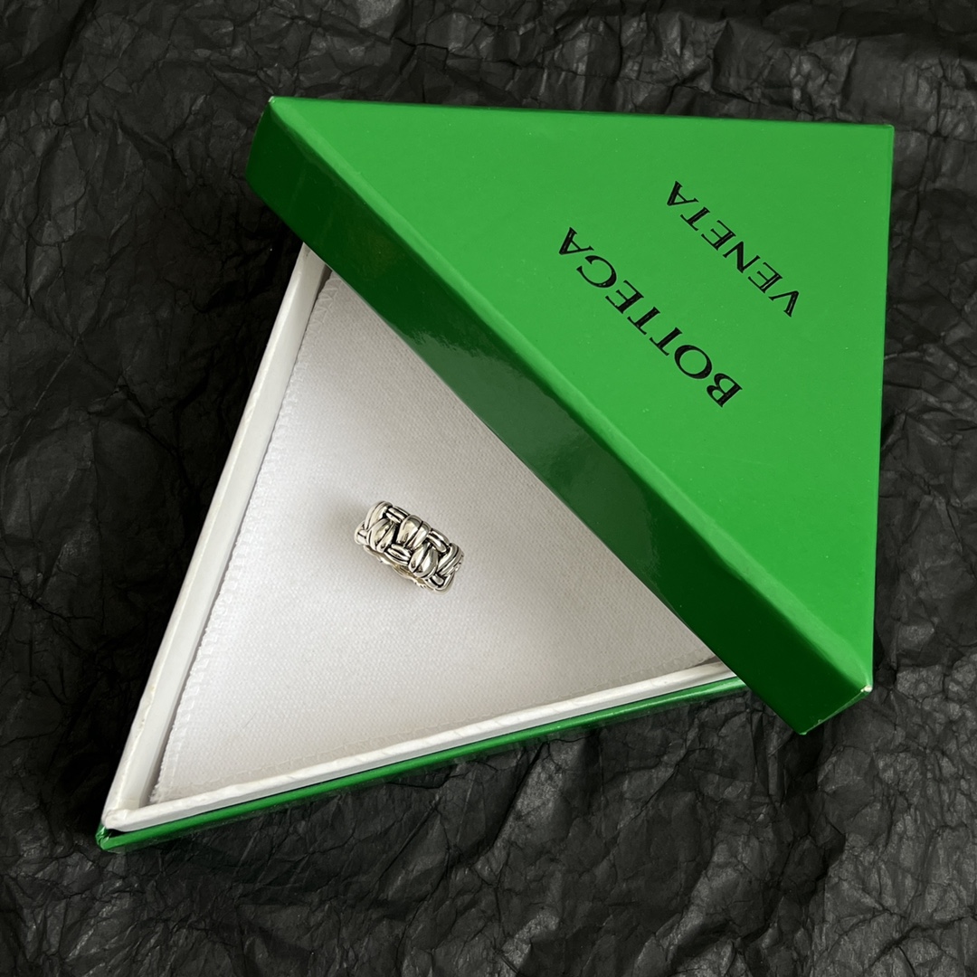 “Bottega Veneta’s Stunning BV Ring: Metal Quality, Detail, and Design Guarantee Success” - 图片 6