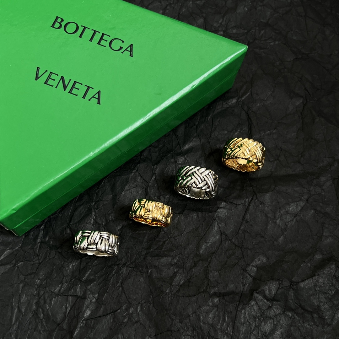 “Bottega Veneta’s Stunning BV Ring: Metal Quality, Detail, and Design Guarantee Success” - 图片 4