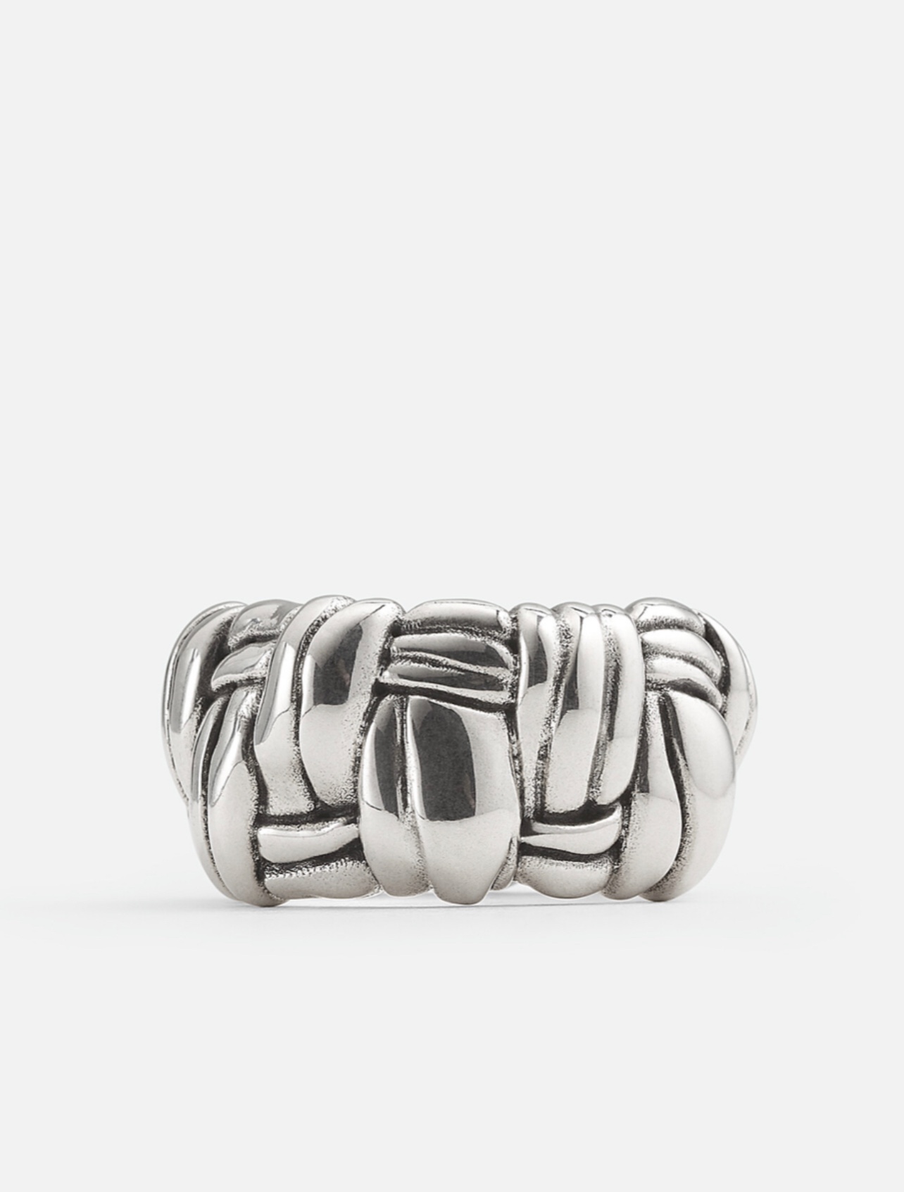 “Bottega Veneta’s Stunning BV Ring: Metal Quality, Detail, and Design Guarantee Success” - 图片 2