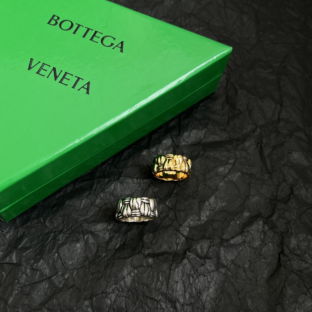 “Bottega Veneta’s Stunning BV Ring: Metal Quality, Detail, and Design Guarantee Success” - 图片 5