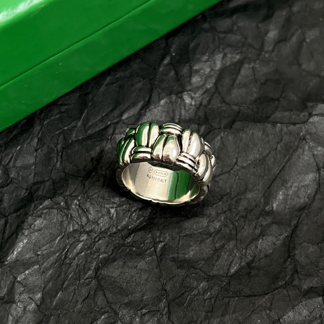 “Bottega Veneta’s Stunning BV Ring: Metal Quality, Detail, and Design Guarantee Success” - 图片 8