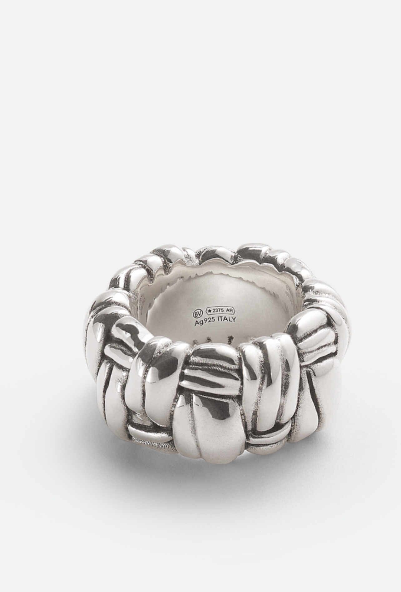 “Bottega Veneta’s Stunning BV Ring: Metal Quality, Detail, and Design Guarantee Success” - 图片 3