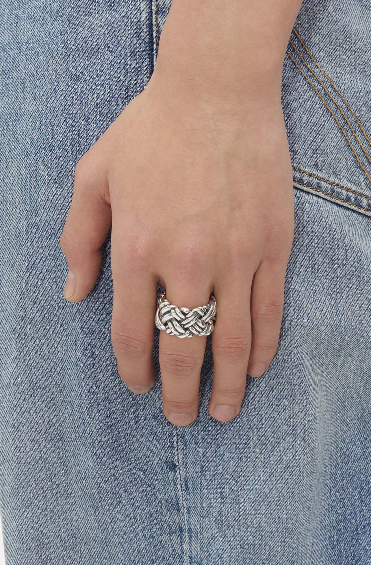 “Bottega Veneta’s Stunning BV Ring: Metal Quality and Design Set to Impress”