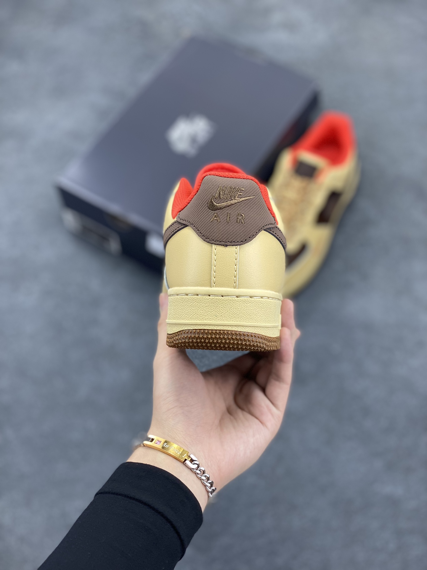 图片[4]-Nike Air Force 1 ’07 Low 空军一号低帮百搭休闲运动板鞋。柔软、弹性十足的缓震性能和出色的中底设计，横跨复古与现代的外型结合，造就出风靡全球三十多年的Force 1，直到今天还深受青睐 货号：HQ3447-222 尺码：36 36.5 37.5 38 38.5 39 40 40.5 41 42 42.5 43 44 44.5 45-选品中心
