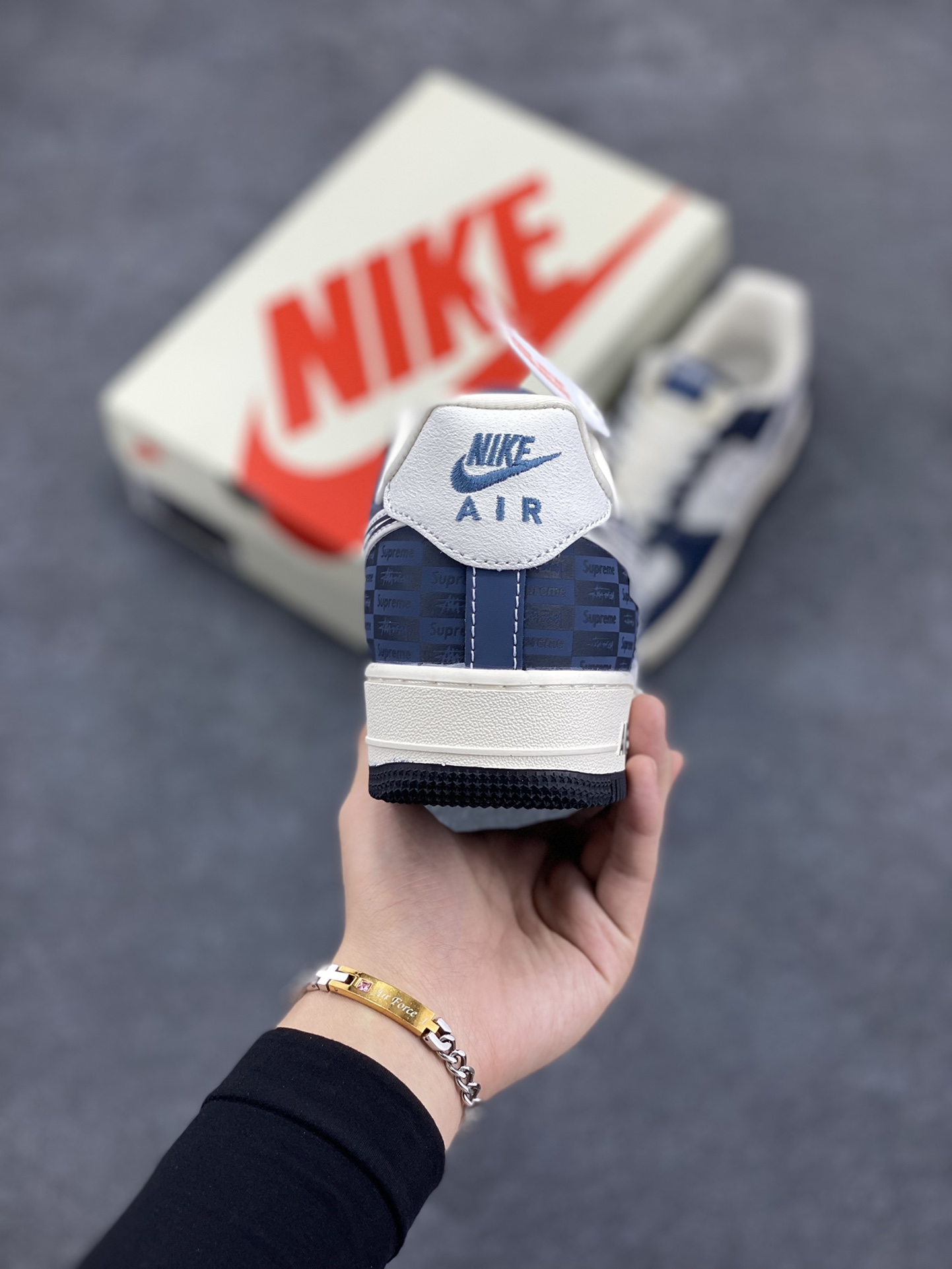 图片[4]-NIke Air Force 1 \’07 Low “Supreme联名–白蓝暗影”空军一号 低帮 运动鞋 休闲鞋 折边针车 工艺难度大 原楦头原纸板 原装鞋盒 定制五金配件 内置全掌气垫 原厂鞋底 货号：KK1988-009 尺码：36 36.5 37.5 38 38.5 39 40 40.5 41 42 42.5 43 44 44.5 45-选品中心