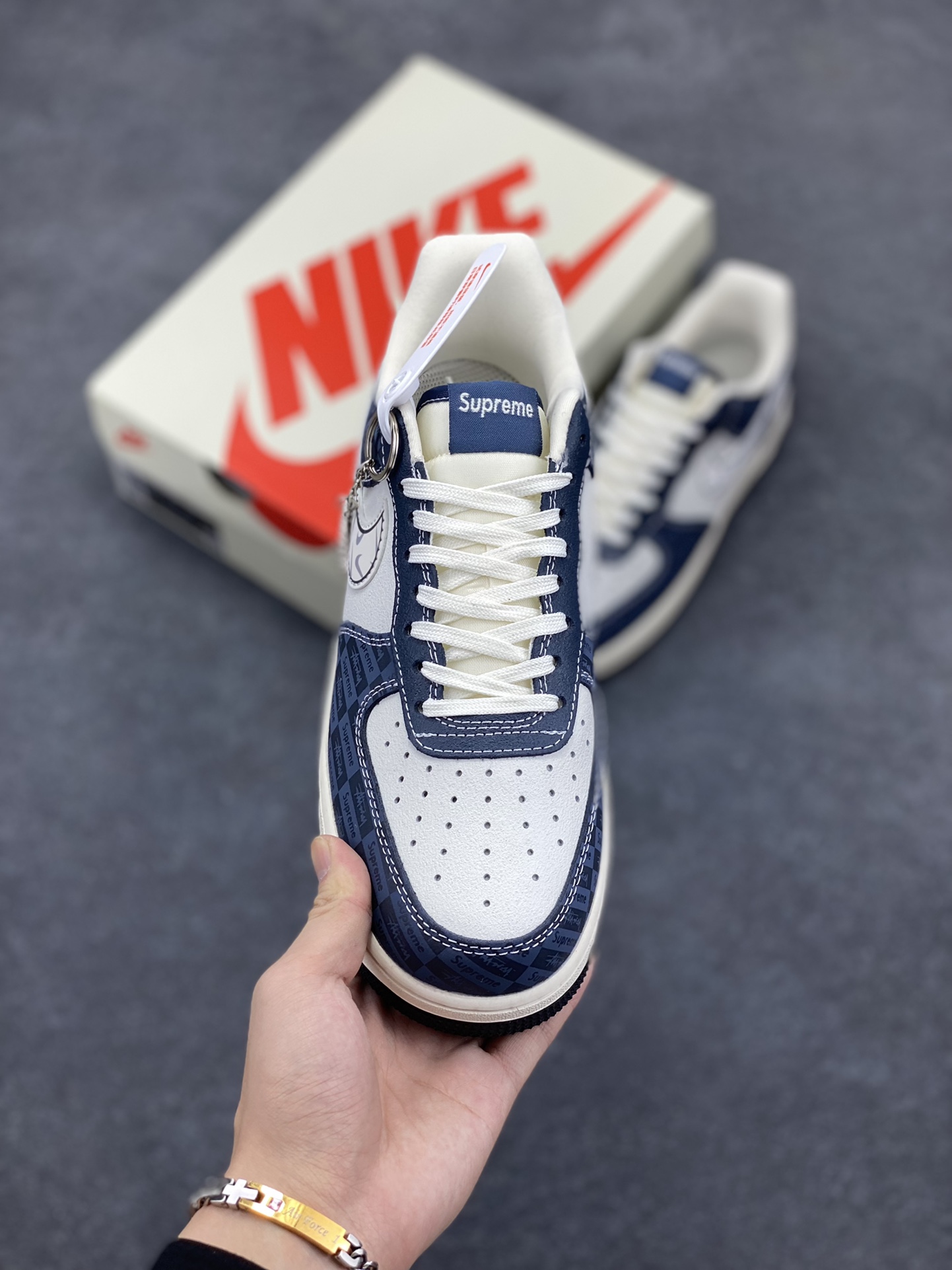 图片[2]-NIke Air Force 1 \’07 Low “Supreme联名–白蓝暗影”空军一号 低帮 运动鞋 休闲鞋 折边针车 工艺难度大 原楦头原纸板 原装鞋盒 定制五金配件 内置全掌气垫 原厂鞋底 货号：KK1988-009 尺码：36 36.5 37.5 38 38.5 39 40 40.5 41 42 42.5 43 44 44.5 45-选品中心