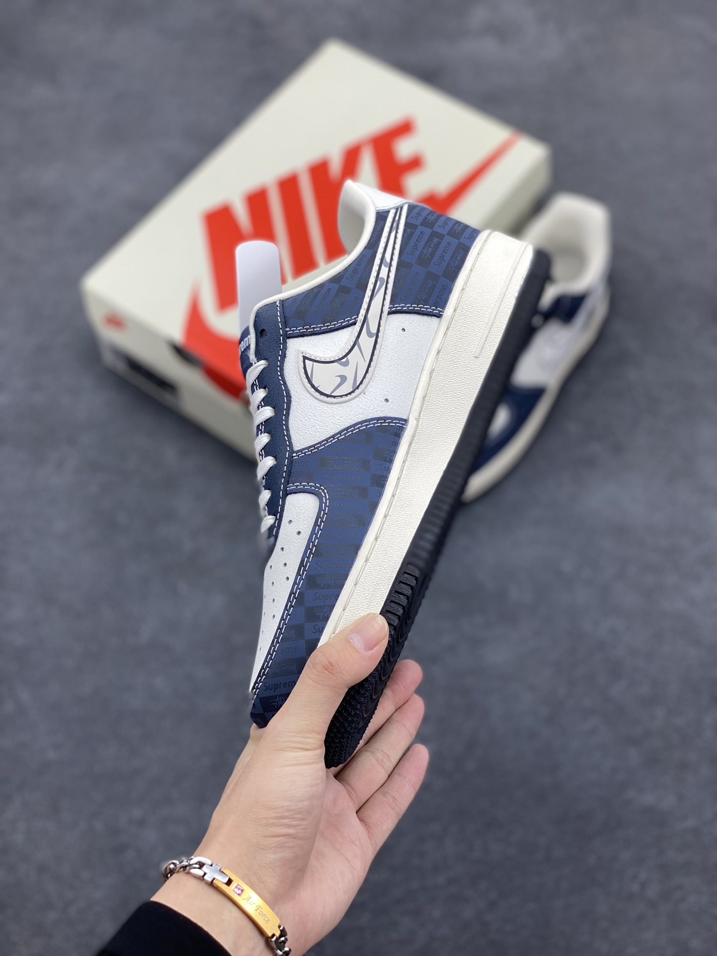 图片[3]-NIke Air Force 1 \’07 Low “Supreme联名–白蓝暗影”空军一号 低帮 运动鞋 休闲鞋 折边针车 工艺难度大 原楦头原纸板 原装鞋盒 定制五金配件 内置全掌气垫 原厂鞋底 货号：KK1988-009 尺码：36 36.5 37.5 38 38.5 39 40 40.5 41 42 42.5 43 44 44.5 45-选品中心