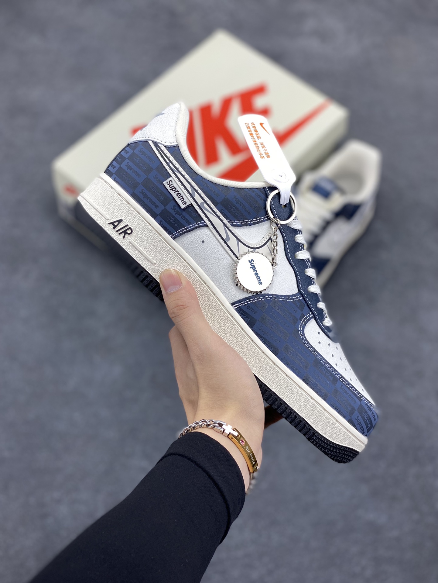 NIke Air Force 1 \’07 Low “Supreme联名–白蓝暗影”空军一号 低帮 运动鞋 休闲鞋 折边针车 工艺难度大 原楦头原纸板 原装鞋盒 定制五金配件 内置全掌气垫 原厂鞋底 货号:KK1988-009 尺码:36 36.5 37.5 38 38.5 39 40 40.5 41 42 42.5 43 44 44.5 45-选品中心