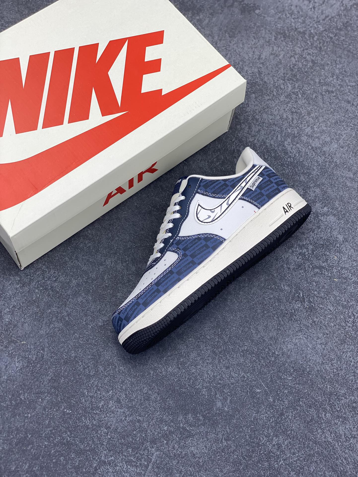 图片[7]-NIke Air Force 1 \’07 Low “Supreme联名–白蓝暗影”空军一号 低帮 运动鞋 休闲鞋 折边针车 工艺难度大 原楦头原纸板 原装鞋盒 定制五金配件 内置全掌气垫 原厂鞋底 货号：KK1988-009 尺码：36 36.5 37.5 38 38.5 39 40 40.5 41 42 42.5 43 44 44.5 45-选品中心