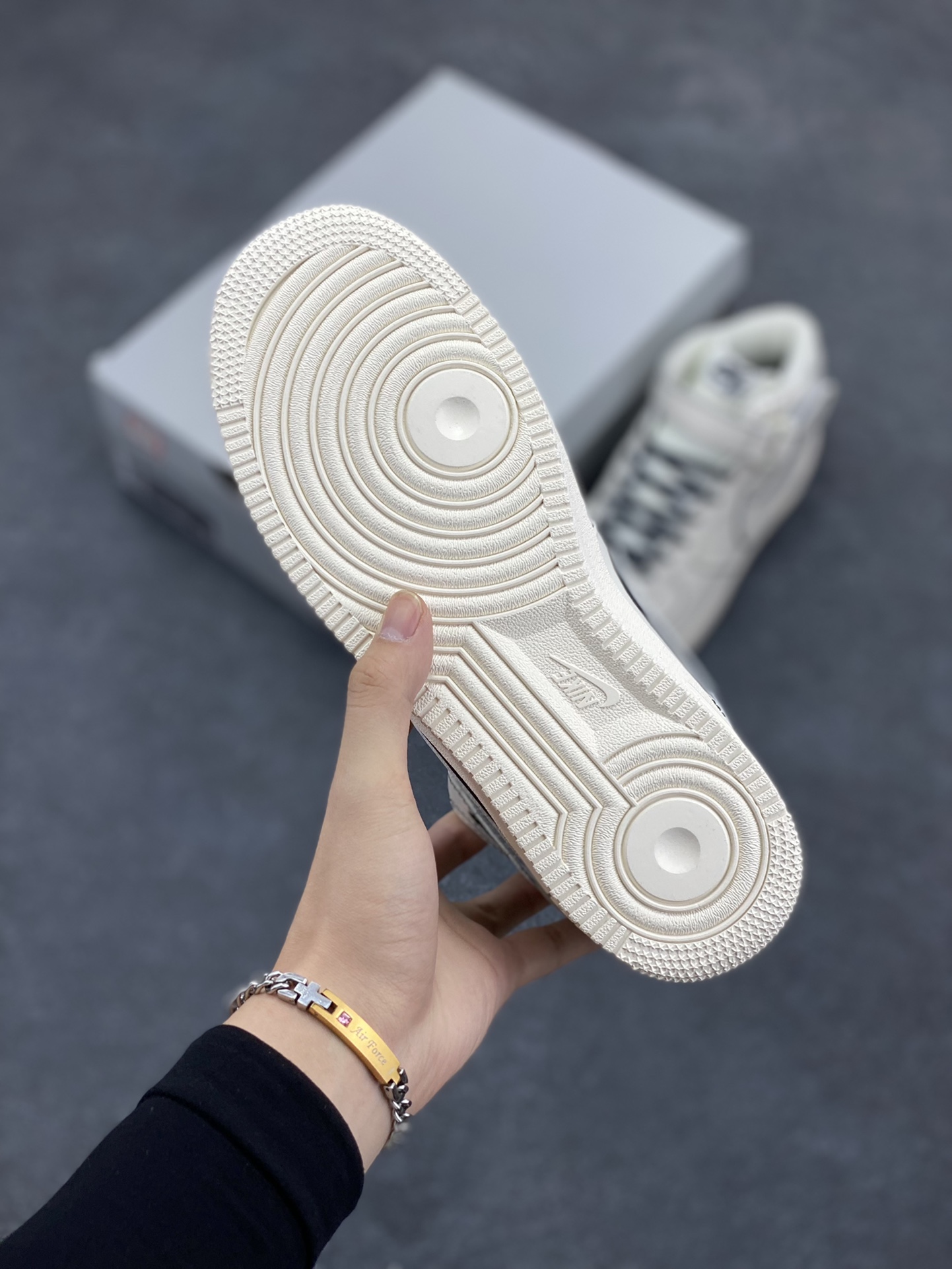 图片[5]-Nike Air Force 1 MID \’07 “兔八哥”米黑色 满天星 中帮空军一号休闲板鞋 定制皮料 3M反光 原楦原纸板 纯正版型 清洁度完美 内置全掌气垫 货号：BY6899-693 尺码：36 36.5 37.5 38 38.5 39 40 40.5 41 42 42.5 43 44 44.5 45-选品中心