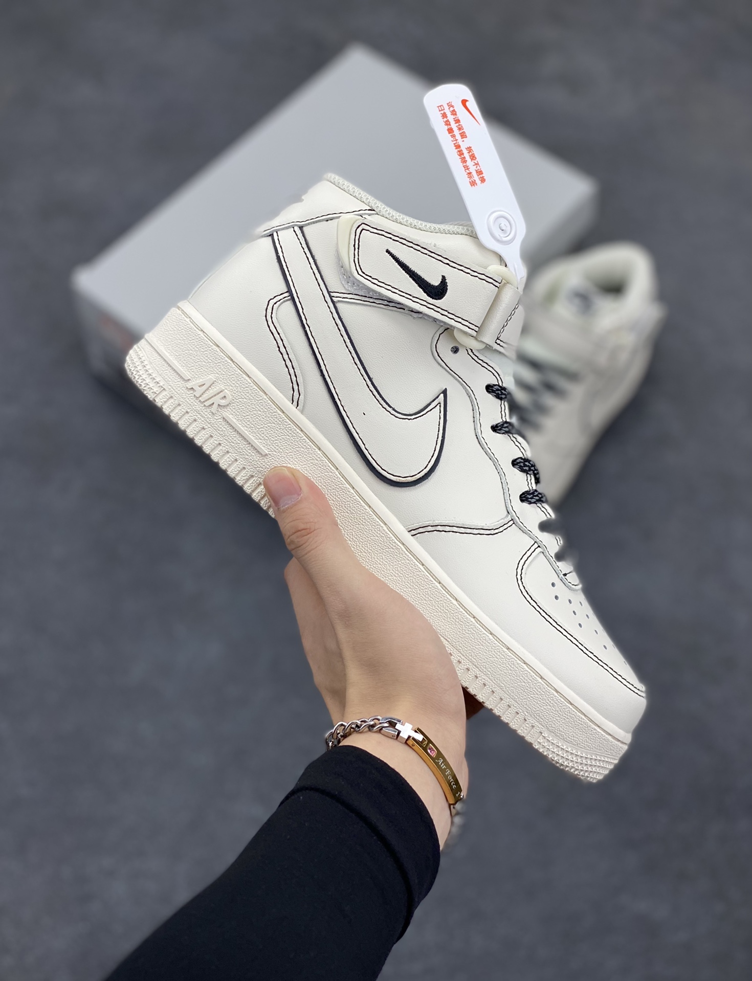 Nike Air Force 1 MID \’07 “兔八哥”米黑色 满天星 中帮空军一号休闲板鞋 定制皮料 3M反光 原楦原纸板 纯正版型 清洁度完美 内置全掌气垫 货号:BY6899-693 尺码:36 36.5 37.5 38 38.5 39 40 40.5 41 42 42.5 43 44 44.5 45-选品中心