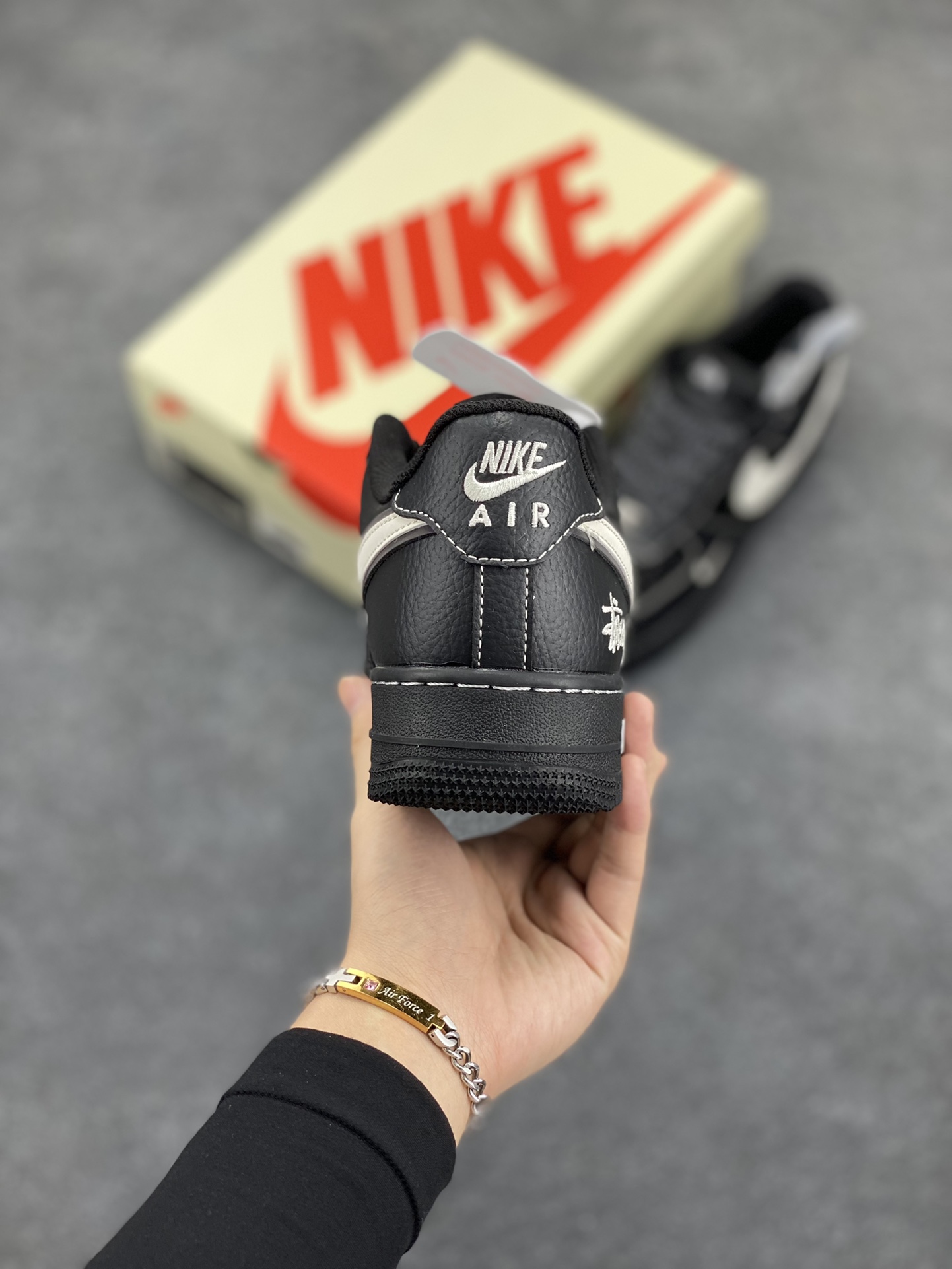 图片[4]-NIke Air Force 1 \’07 Low “斯图西联名–武士黑”空军一号 低帮 运动鞋 休闲鞋 折边针车 工艺难度大 原楦头原纸板 原装鞋盒 定制五金配件 内置全掌气垫 原厂鞋底 货号：XZ6188-969 尺码：36 36.5 37.5 38 38.5 39 40 40.5 41 42 42.5 43 44 44.5 45-选品中心