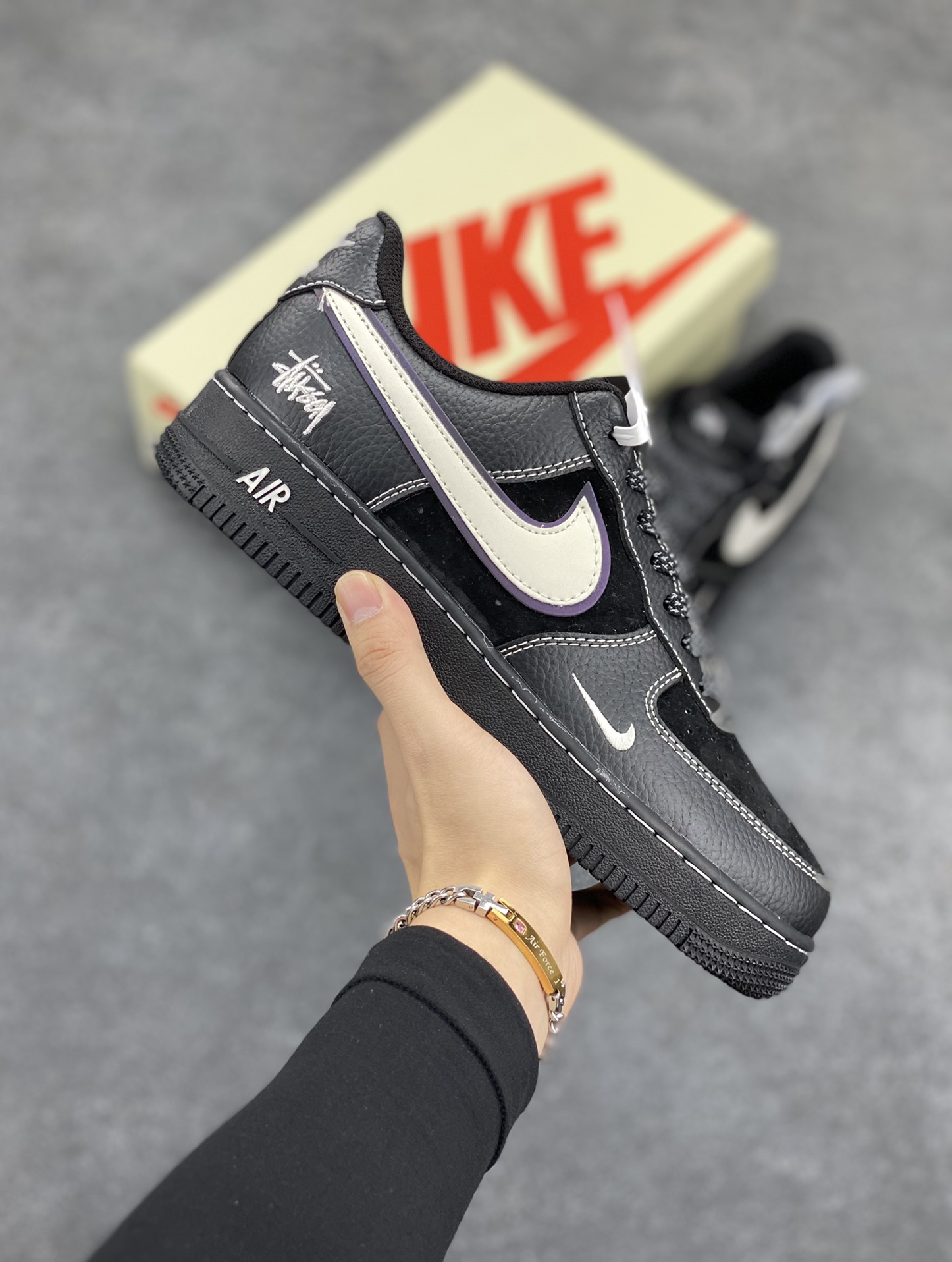 NIke Air Force 1 \’07 Low “斯图西联名–武士黑”空军一号 低帮 运动鞋 休闲鞋 折边针车 工艺难度大 原楦头原纸板 原装鞋盒 定制五金配件 内置全掌气垫 原厂鞋底 货号：XZ6188-969 尺码：36 36.5 37.5 38 38.5 39 40 40.5 41 42 42.5 43 44 44.5 45-选品中心