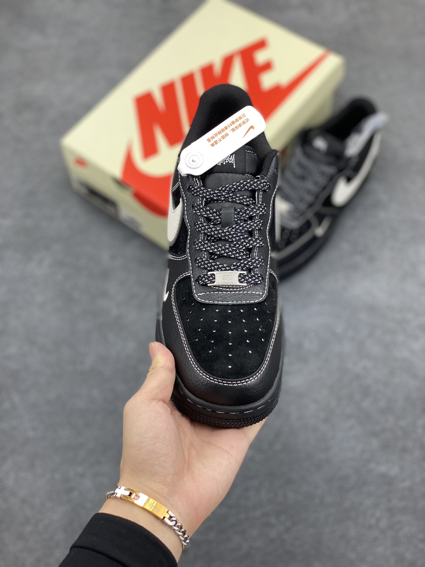 图片[2]-NIke Air Force 1 \’07 Low “斯图西联名–武士黑”空军一号 低帮 运动鞋 休闲鞋 折边针车 工艺难度大 原楦头原纸板 原装鞋盒 定制五金配件 内置全掌气垫 原厂鞋底 货号：XZ6188-969 尺码：36 36.5 37.5 38 38.5 39 40 40.5 41 42 42.5 43 44 44.5 45-选品中心