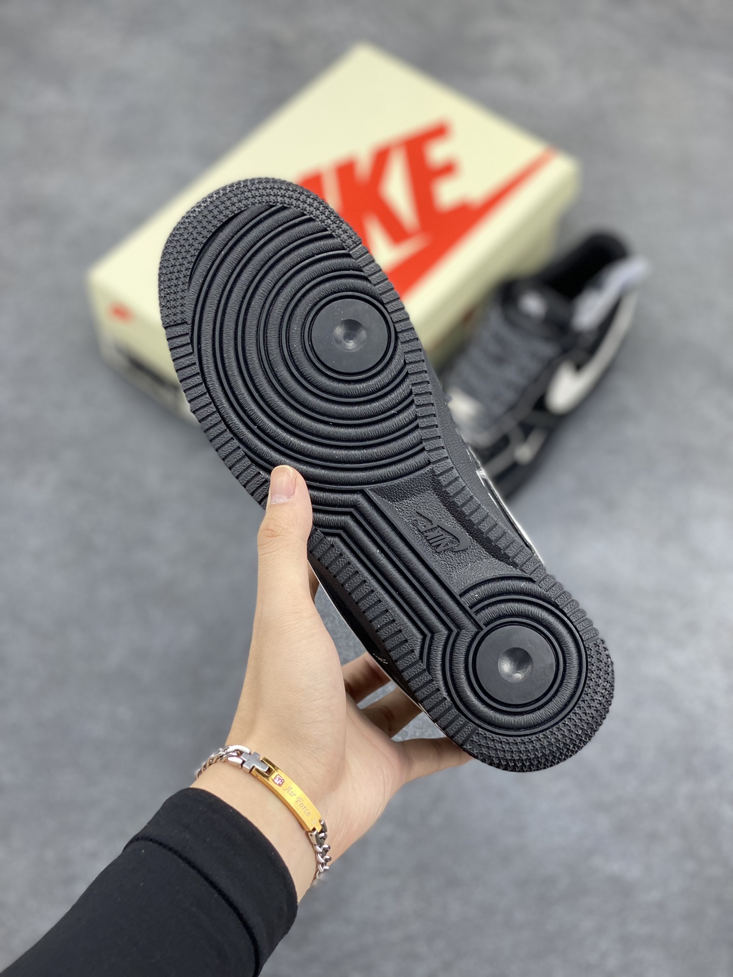 图片[5]-NIke Air Force 1 \’07 Low “斯图西联名–武士黑”空军一号 低帮 运动鞋 休闲鞋 折边针车 工艺难度大 原楦头原纸板 原装鞋盒 定制五金配件 内置全掌气垫 原厂鞋底 货号：XZ6188-969 尺码：36 36.5 37.5 38 38.5 39 40 40.5 41 42 42.5 43 44 44.5 45-选品中心