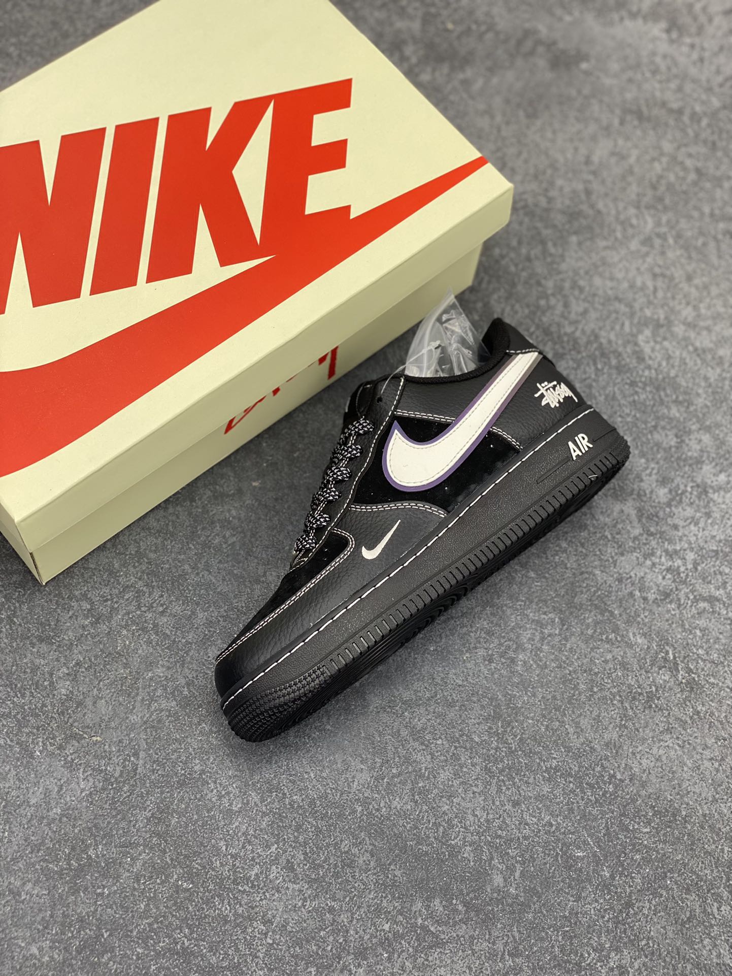 图片[7]-NIke Air Force 1 \’07 Low “斯图西联名–武士黑”空军一号 低帮 运动鞋 休闲鞋 折边针车 工艺难度大 原楦头原纸板 原装鞋盒 定制五金配件 内置全掌气垫 原厂鞋底 货号：XZ6188-969 尺码：36 36.5 37.5 38 38.5 39 40 40.5 41 42 42.5 43 44 44.5 45-选品中心