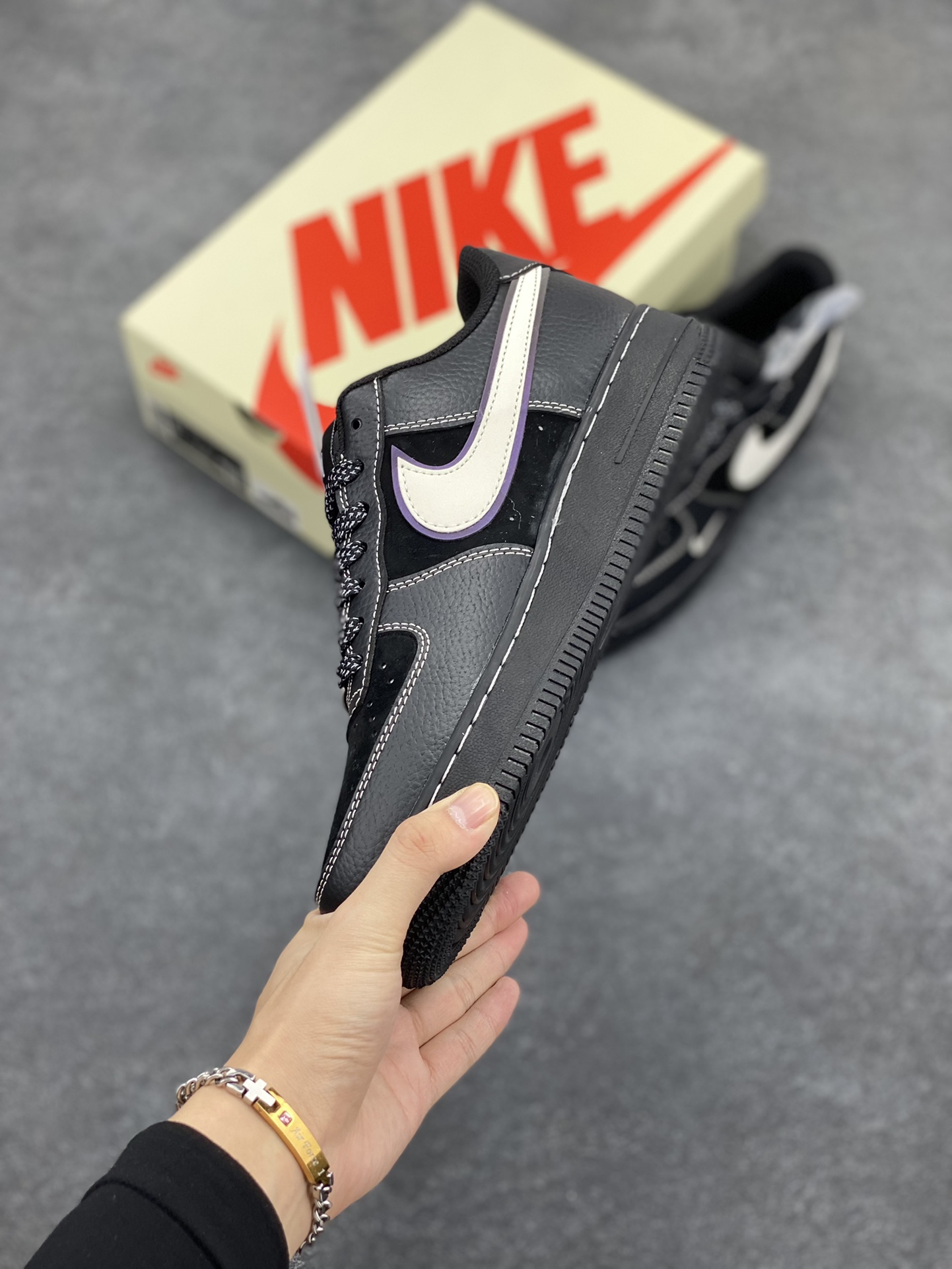 图片[3]-NIke Air Force 1 \’07 Low “斯图西联名–武士黑”空军一号 低帮 运动鞋 休闲鞋 折边针车 工艺难度大 原楦头原纸板 原装鞋盒 定制五金配件 内置全掌气垫 原厂鞋底 货号：XZ6188-969 尺码：36 36.5 37.5 38 38.5 39 40 40.5 41 42 42.5 43 44 44.5 45-选品中心