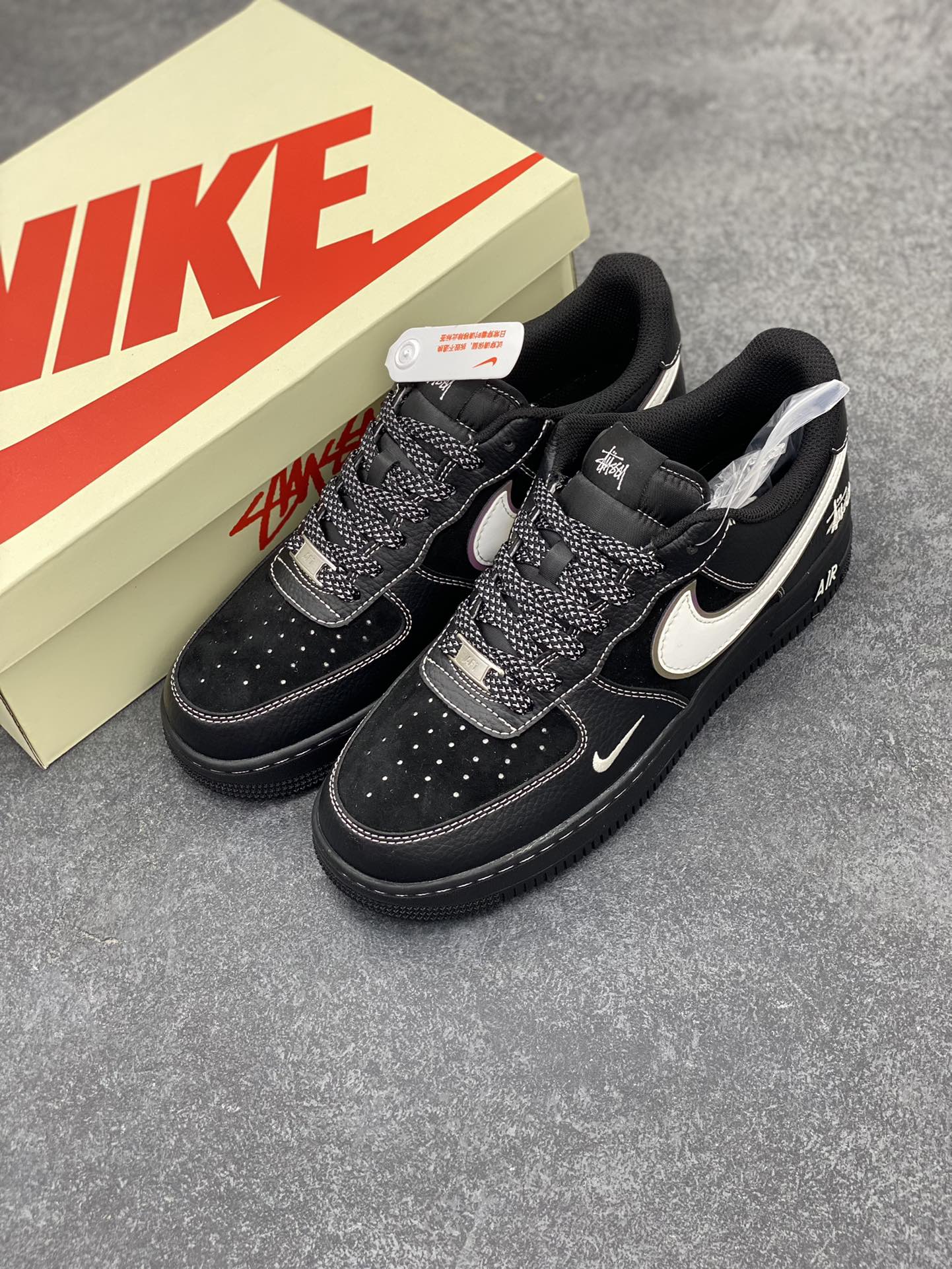 图片[8]-NIke Air Force 1 \’07 Low “斯图西联名–武士黑”空军一号 低帮 运动鞋 休闲鞋 折边针车 工艺难度大 原楦头原纸板 原装鞋盒 定制五金配件 内置全掌气垫 原厂鞋底 货号：XZ6188-969 尺码：36 36.5 37.5 38 38.5 39 40 40.5 41 42 42.5 43 44 44.5 45-选品中心