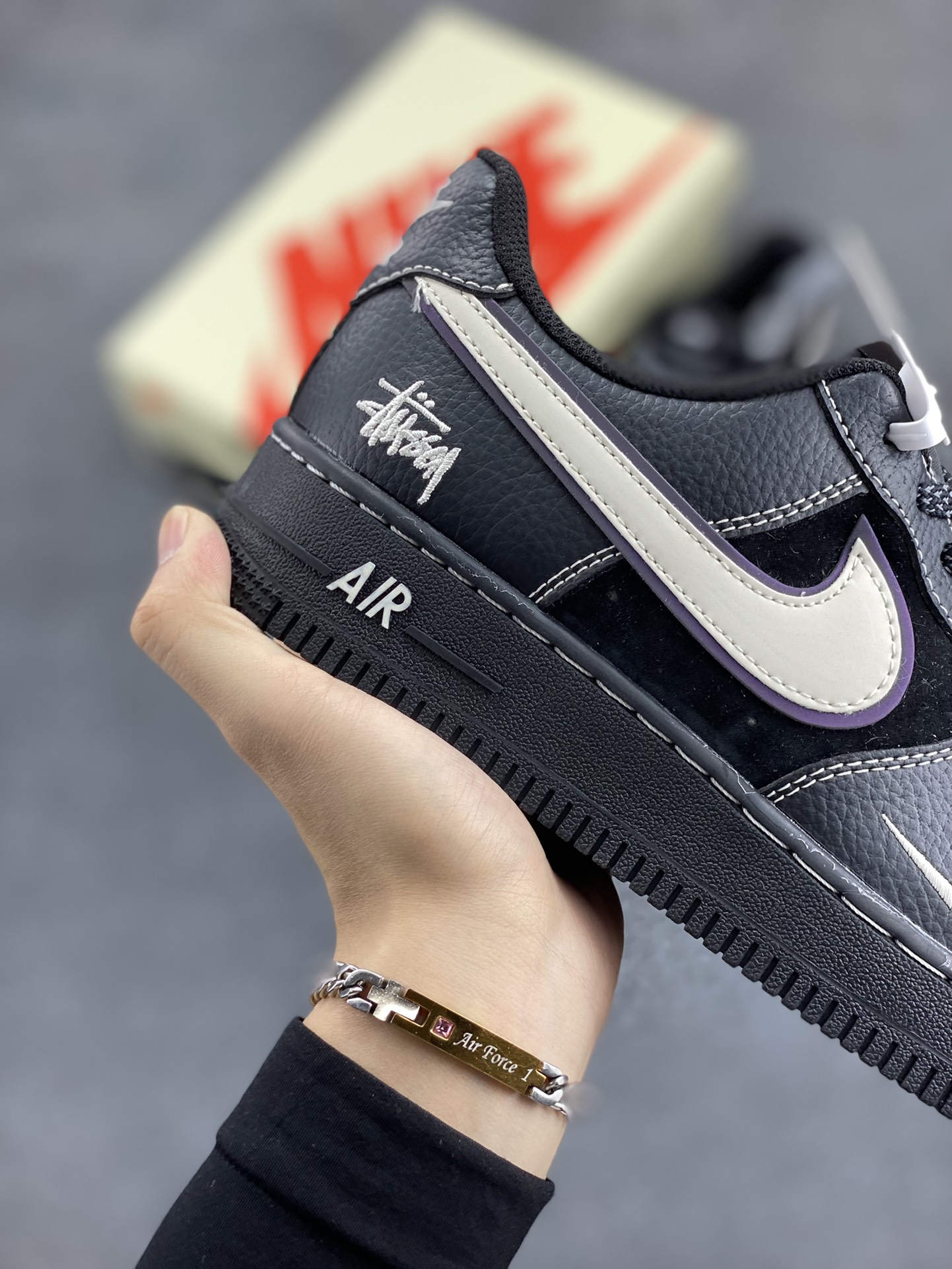 图片[6]-NIke Air Force 1 \’07 Low “斯图西联名–武士黑”空军一号 低帮 运动鞋 休闲鞋 折边针车 工艺难度大 原楦头原纸板 原装鞋盒 定制五金配件 内置全掌气垫 原厂鞋底 货号：XZ6188-969 尺码：36 36.5 37.5 38 38.5 39 40 40.5 41 42 42.5 43 44 44.5 45-选品中心
