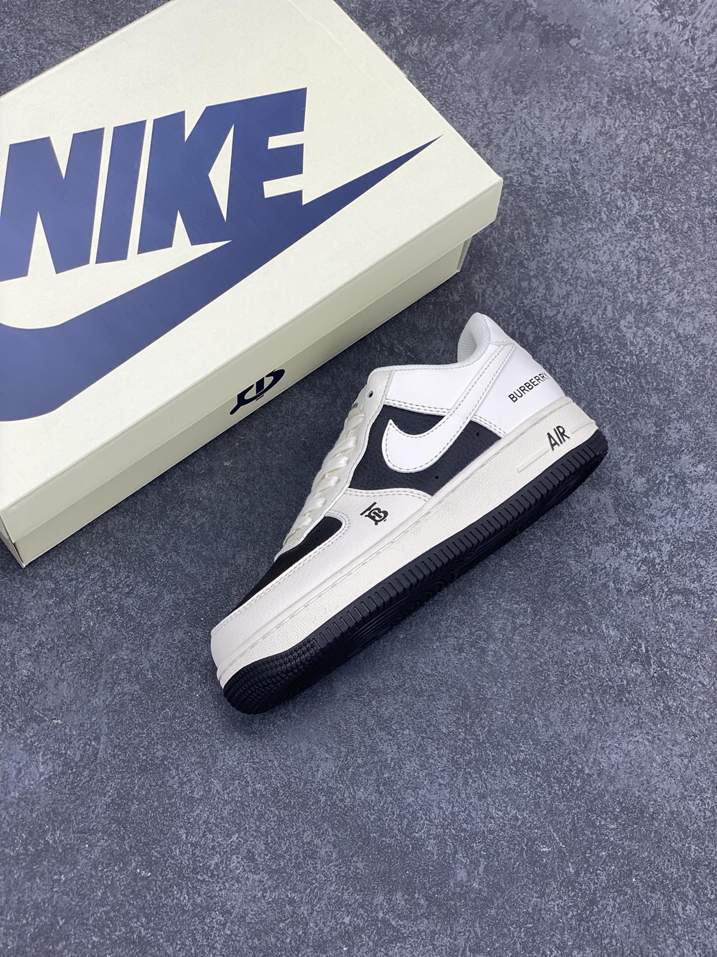 图片[7]-NIke Air Force 1 \’07 Low “巴宝莉联名–黑白拼接”空军一号 低帮 运动鞋 休闲鞋 折边针车 工艺难度大 原楦头原纸板 原装鞋盒 定制五金配件 内置全掌气垫 原厂鞋底 货号：BB8588-227 尺码：36 36.5 37.5 38 38.5 39 40 40.5 41 42 42.5 43 44 44.5 45-选品中心