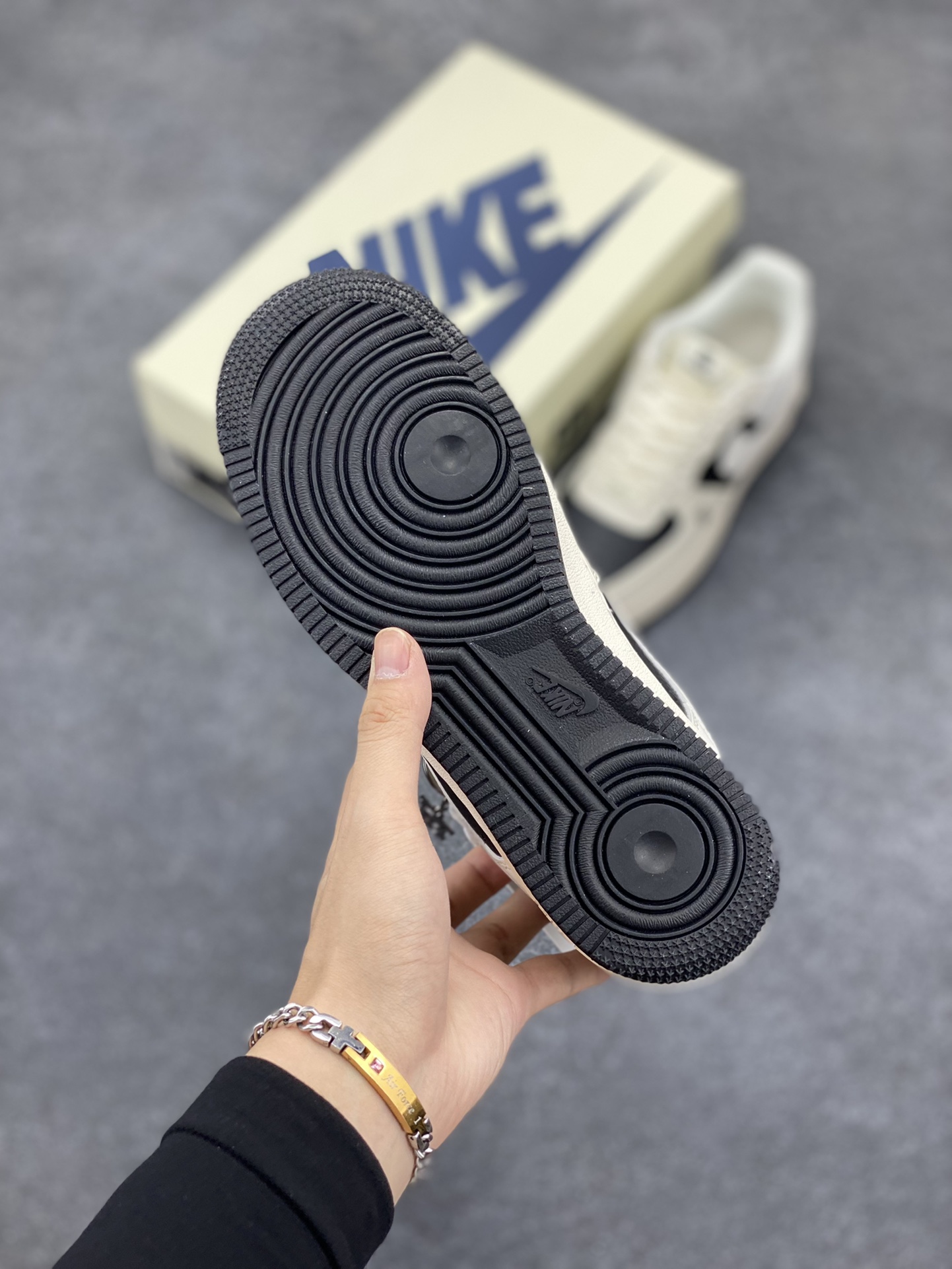 图片[5]-NIke Air Force 1 \’07 Low “巴宝莉联名–黑白拼接”空军一号 低帮 运动鞋 休闲鞋 折边针车 工艺难度大 原楦头原纸板 原装鞋盒 定制五金配件 内置全掌气垫 原厂鞋底 货号：BB8588-227 尺码：36 36.5 37.5 38 38.5 39 40 40.5 41 42 42.5 43 44 44.5 45-选品中心