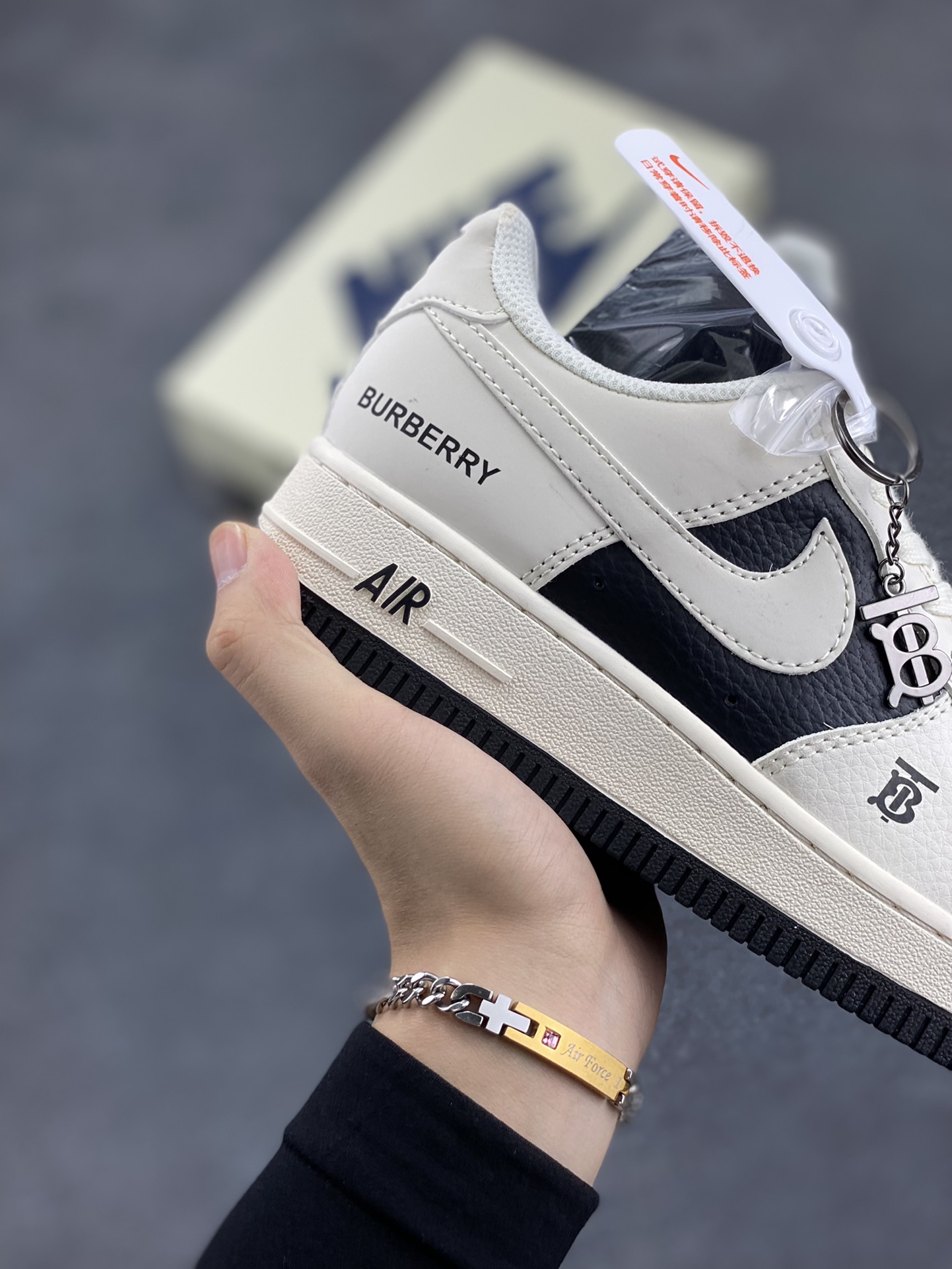 图片[6]-NIke Air Force 1 \’07 Low “巴宝莉联名–黑白拼接”空军一号 低帮 运动鞋 休闲鞋 折边针车 工艺难度大 原楦头原纸板 原装鞋盒 定制五金配件 内置全掌气垫 原厂鞋底 货号：BB8588-227 尺码：36 36.5 37.5 38 38.5 39 40 40.5 41 42 42.5 43 44 44.5 45-选品中心