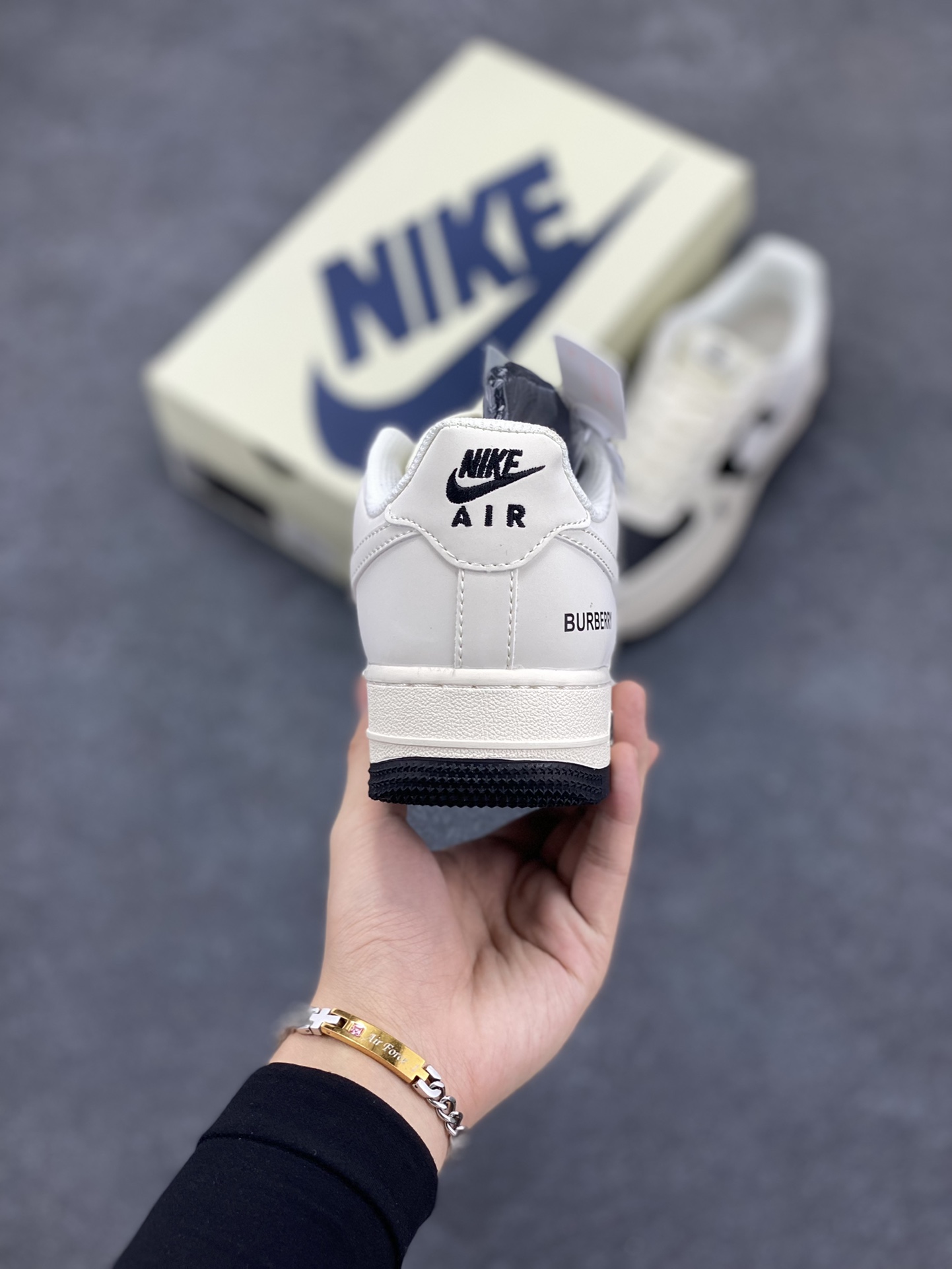 图片[4]-NIke Air Force 1 \’07 Low “巴宝莉联名–黑白拼接”空军一号 低帮 运动鞋 休闲鞋 折边针车 工艺难度大 原楦头原纸板 原装鞋盒 定制五金配件 内置全掌气垫 原厂鞋底 货号：BB8588-227 尺码：36 36.5 37.5 38 38.5 39 40 40.5 41 42 42.5 43 44 44.5 45-选品中心