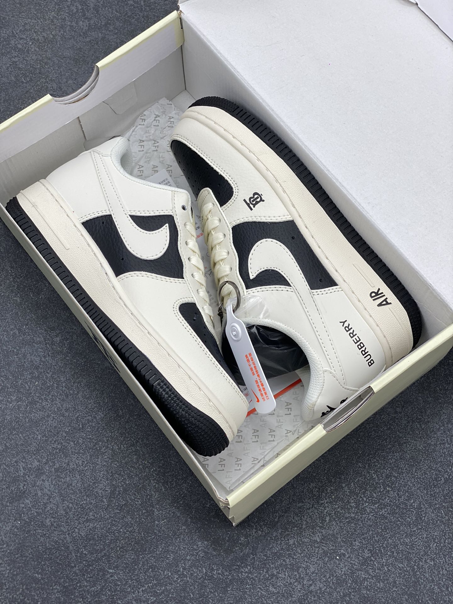 图片[9]-NIke Air Force 1 \’07 Low “巴宝莉联名–黑白拼接”空军一号 低帮 运动鞋 休闲鞋 折边针车 工艺难度大 原楦头原纸板 原装鞋盒 定制五金配件 内置全掌气垫 原厂鞋底 货号：BB8588-227 尺码：36 36.5 37.5 38 38.5 39 40 40.5 41 42 42.5 43 44 44.5 45-选品中心