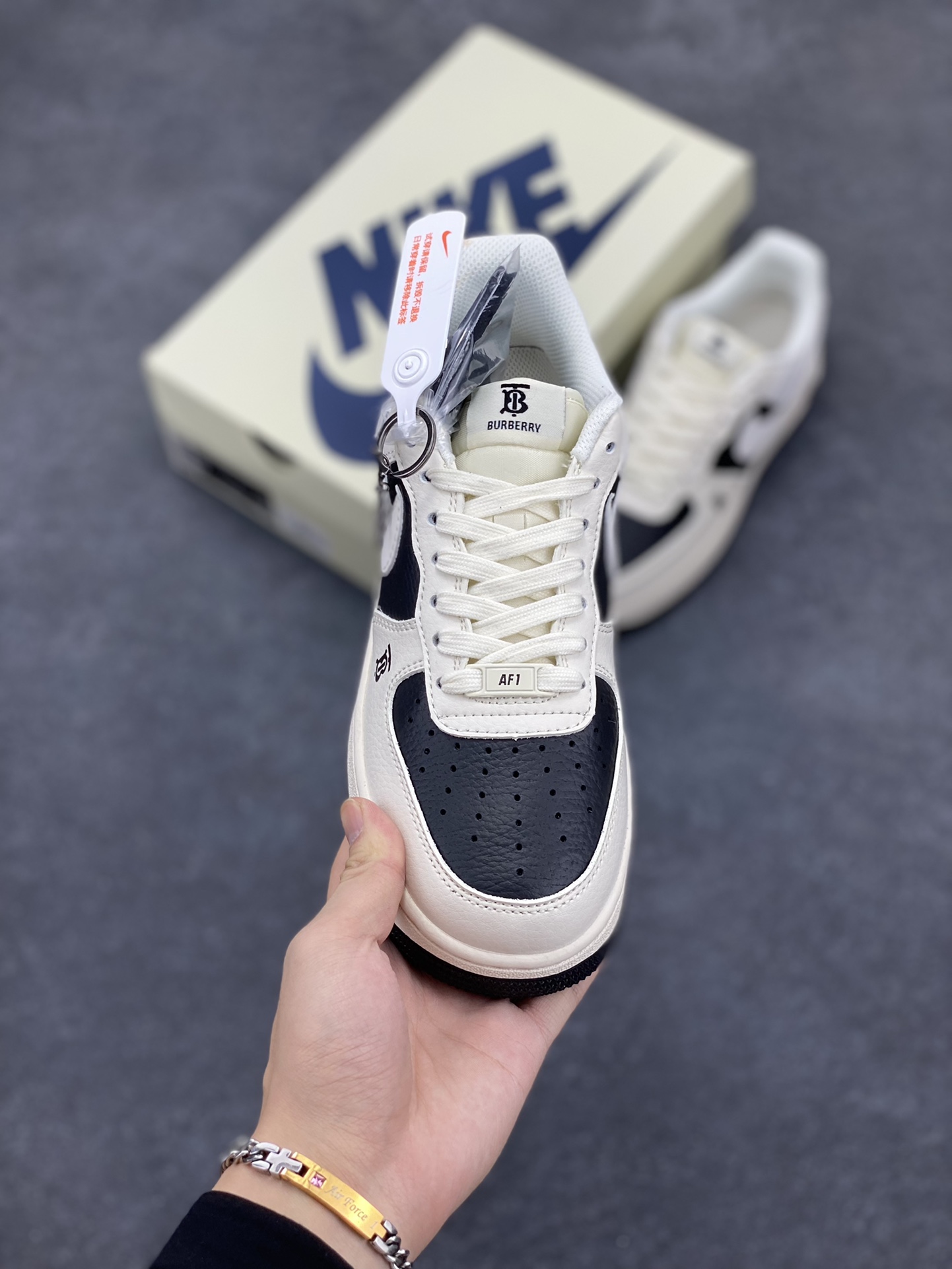 图片[2]-NIke Air Force 1 \’07 Low “巴宝莉联名–黑白拼接”空军一号 低帮 运动鞋 休闲鞋 折边针车 工艺难度大 原楦头原纸板 原装鞋盒 定制五金配件 内置全掌气垫 原厂鞋底 货号：BB8588-227 尺码：36 36.5 37.5 38 38.5 39 40 40.5 41 42 42.5 43 44 44.5 45-选品中心