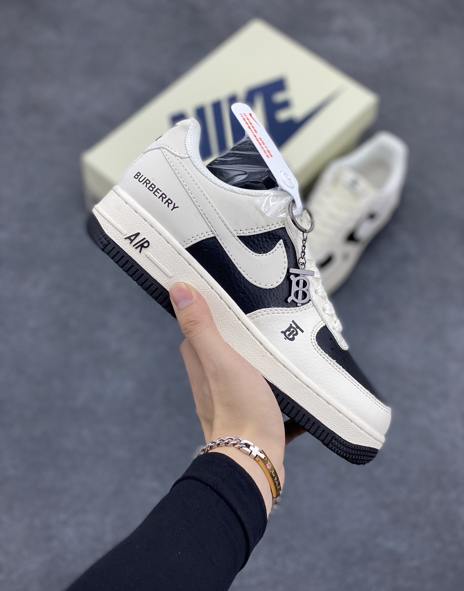 NIke Air Force 1 \’07 Low “巴宝莉联名–黑白拼接”空军一号 低帮 运动鞋 休闲鞋 折边针车 工艺难度大 原楦头原纸板 原装鞋盒 定制五金配件 内置全掌气垫 原厂鞋底 货号:BB8588-227 尺码:36 36.5 37.5 38 38.5 39 40 40.5 41 42 42.5 43 44 44.5 45-选品中心