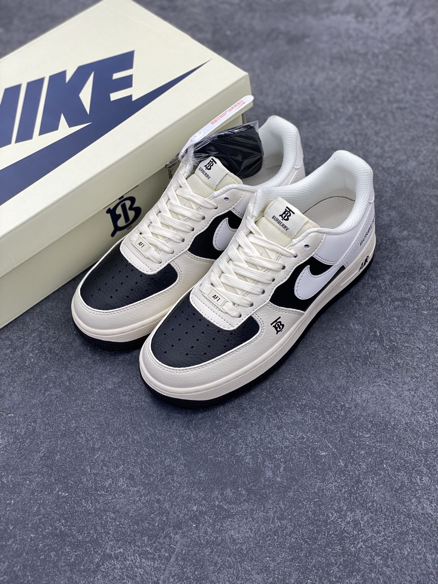 图片[8]-NIke Air Force 1 \’07 Low “巴宝莉联名–黑白拼接”空军一号 低帮 运动鞋 休闲鞋 折边针车 工艺难度大 原楦头原纸板 原装鞋盒 定制五金配件 内置全掌气垫 原厂鞋底 货号：BB8588-227 尺码：36 36.5 37.5 38 38.5 39 40 40.5 41 42 42.5 43 44 44.5 45-选品中心