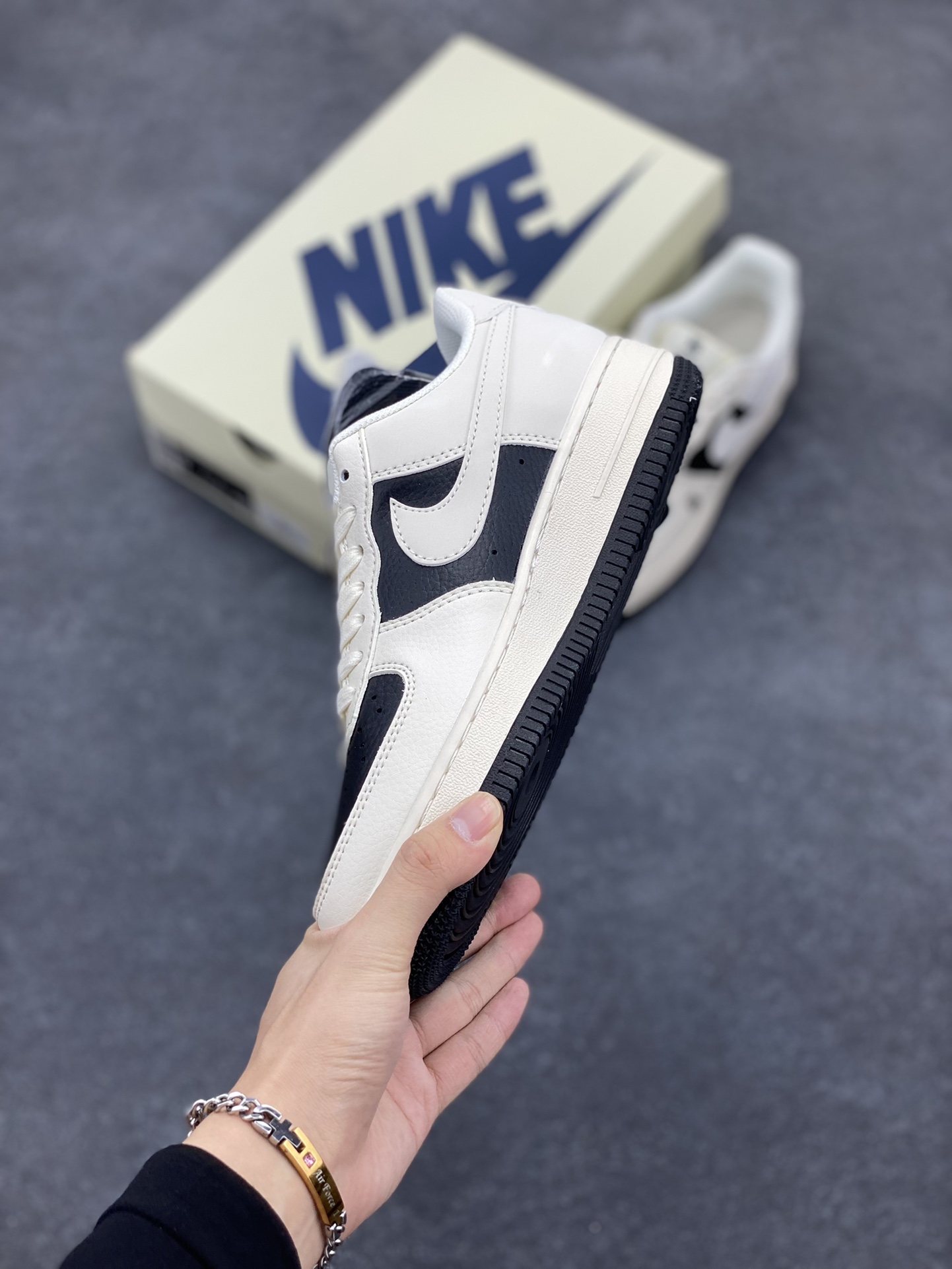 图片[3]-NIke Air Force 1 \’07 Low “巴宝莉联名–黑白拼接”空军一号 低帮 运动鞋 休闲鞋 折边针车 工艺难度大 原楦头原纸板 原装鞋盒 定制五金配件 内置全掌气垫 原厂鞋底 货号：BB8588-227 尺码：36 36.5 37.5 38 38.5 39 40 40.5 41 42 42.5 43 44 44.5 45-选品中心