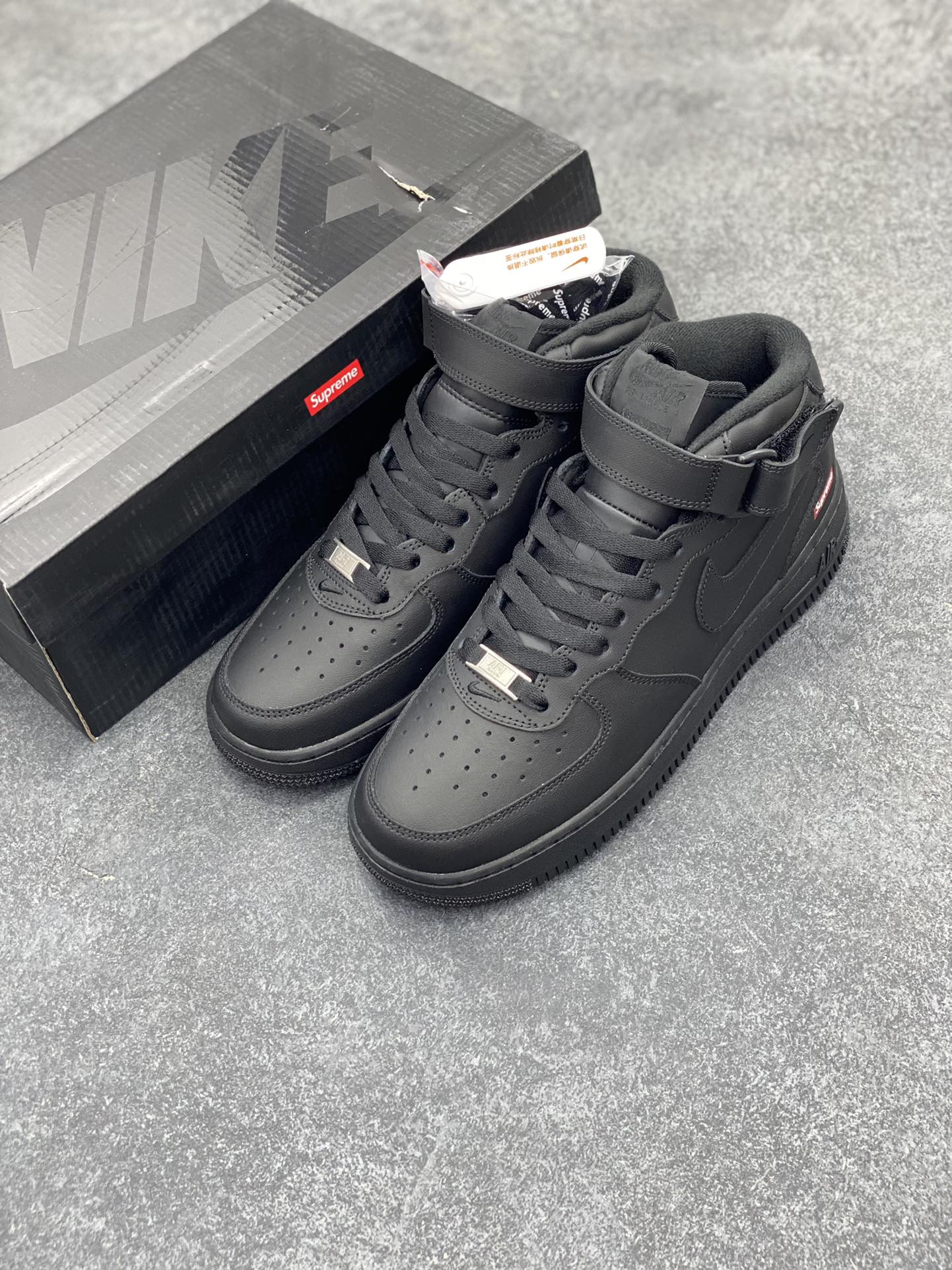 图片[8]-Air Force 1 Nike Low SUPERME联名 原楦头原纸板 打造纯正空军版型 专注外贸渠道 全掌内置蜂窝气垫 #原盒配件 原厂中底钢印、拉帮完美 货号：FZ8784-001 尺码：36 36.5 37.5 38 38.5 39 40 40.5 41 42 42.5 43 44 44.5 45 46-选品中心