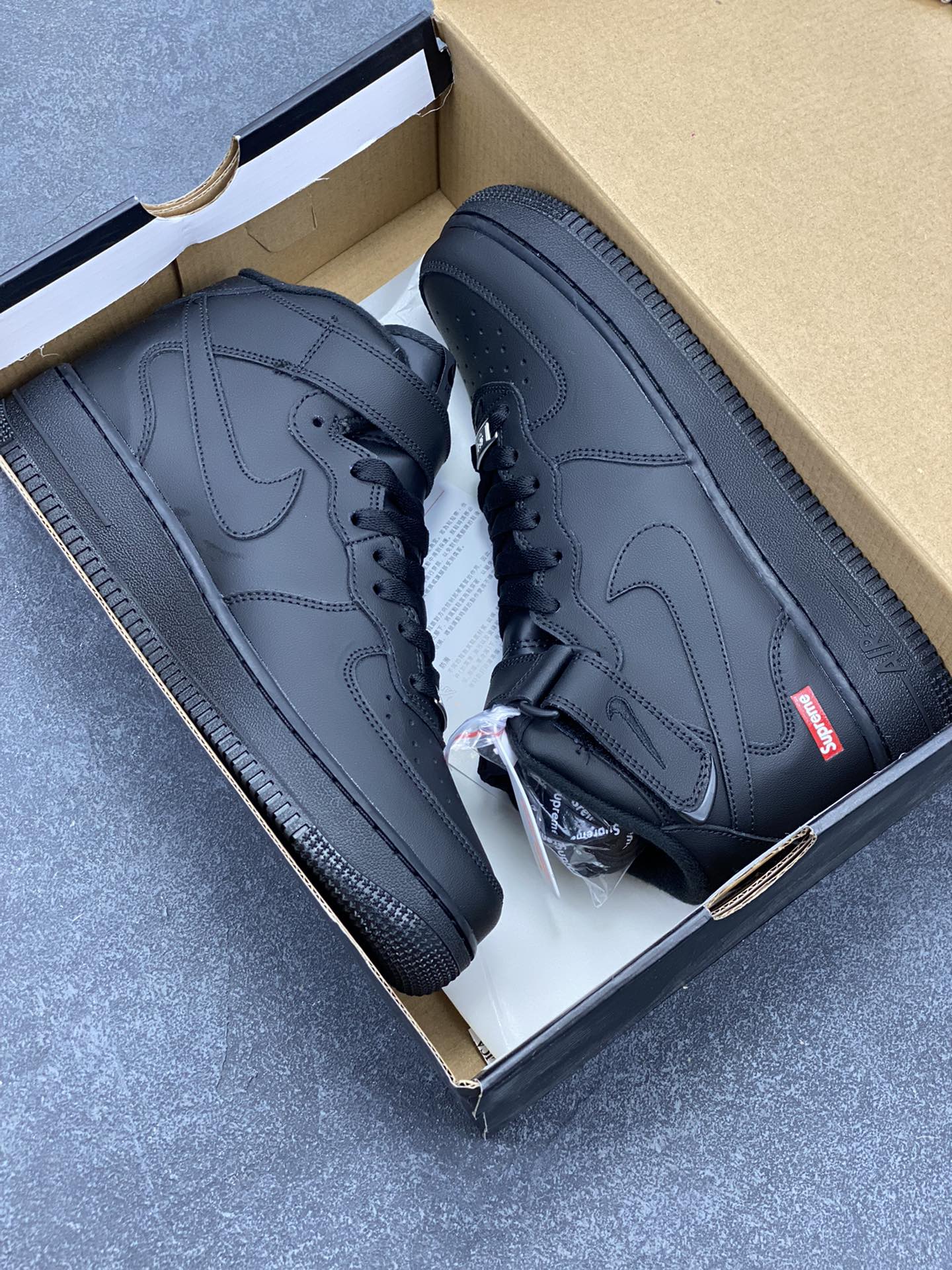 图片[9]-Air Force 1 Nike Low SUPERME联名 原楦头原纸板 打造纯正空军版型 专注外贸渠道 全掌内置蜂窝气垫 #原盒配件 原厂中底钢印、拉帮完美 货号：FZ8784-001 尺码：36 36.5 37.5 38 38.5 39 40 40.5 41 42 42.5 43 44 44.5 45 46-选品中心