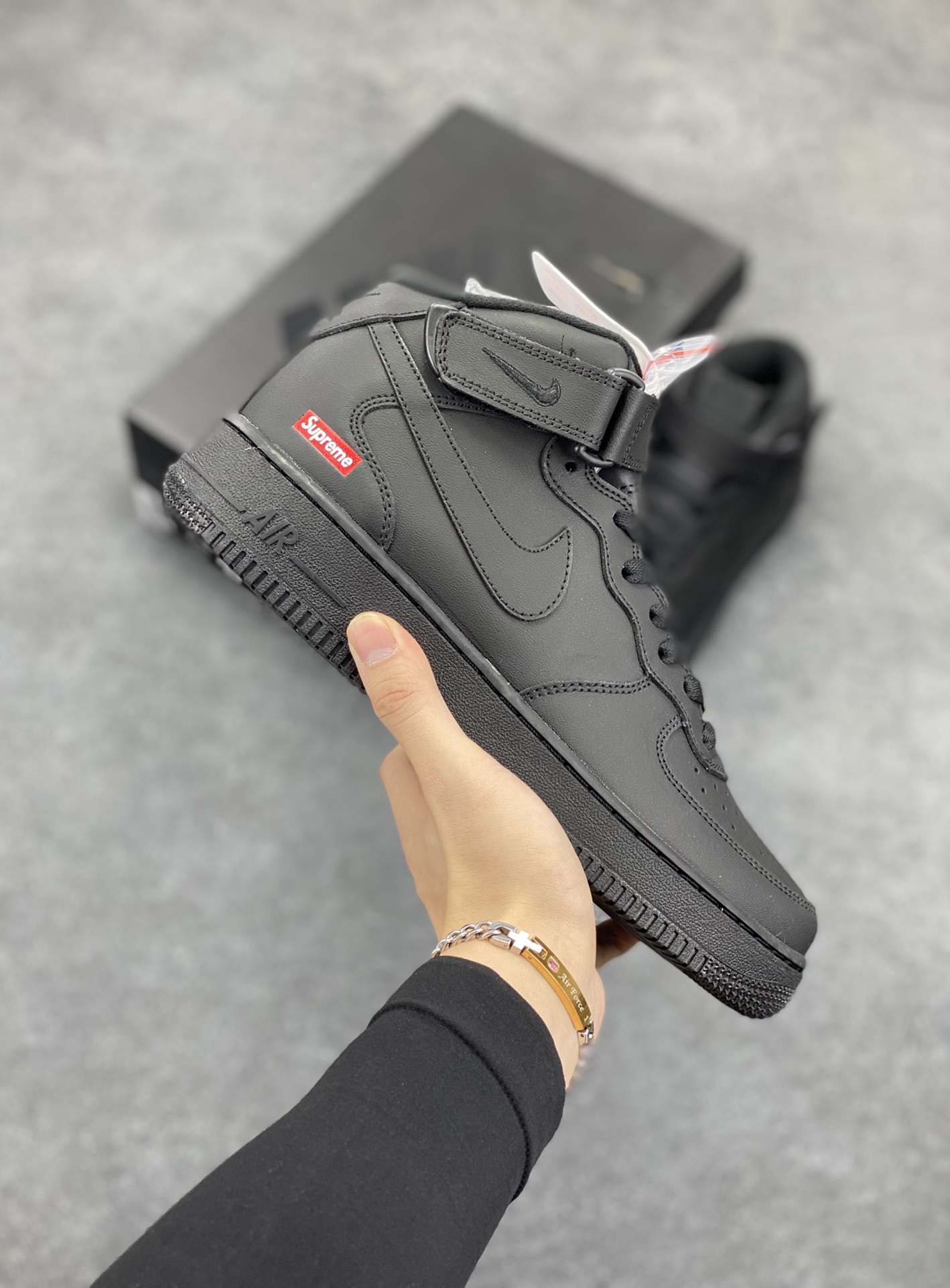 Air Force 1 Nike Low SUPERME联名 原楦头原纸板 打造纯正空军版型 专注外贸渠道 全掌内置蜂窝气垫 #原盒配件 原厂中底钢印、拉帮完美 货号：FZ8784-001 尺码：36 36.5 37.5 38 38.5 39 40 40.5 41 42 42.5 43 44 44.5 45 46-选品中心